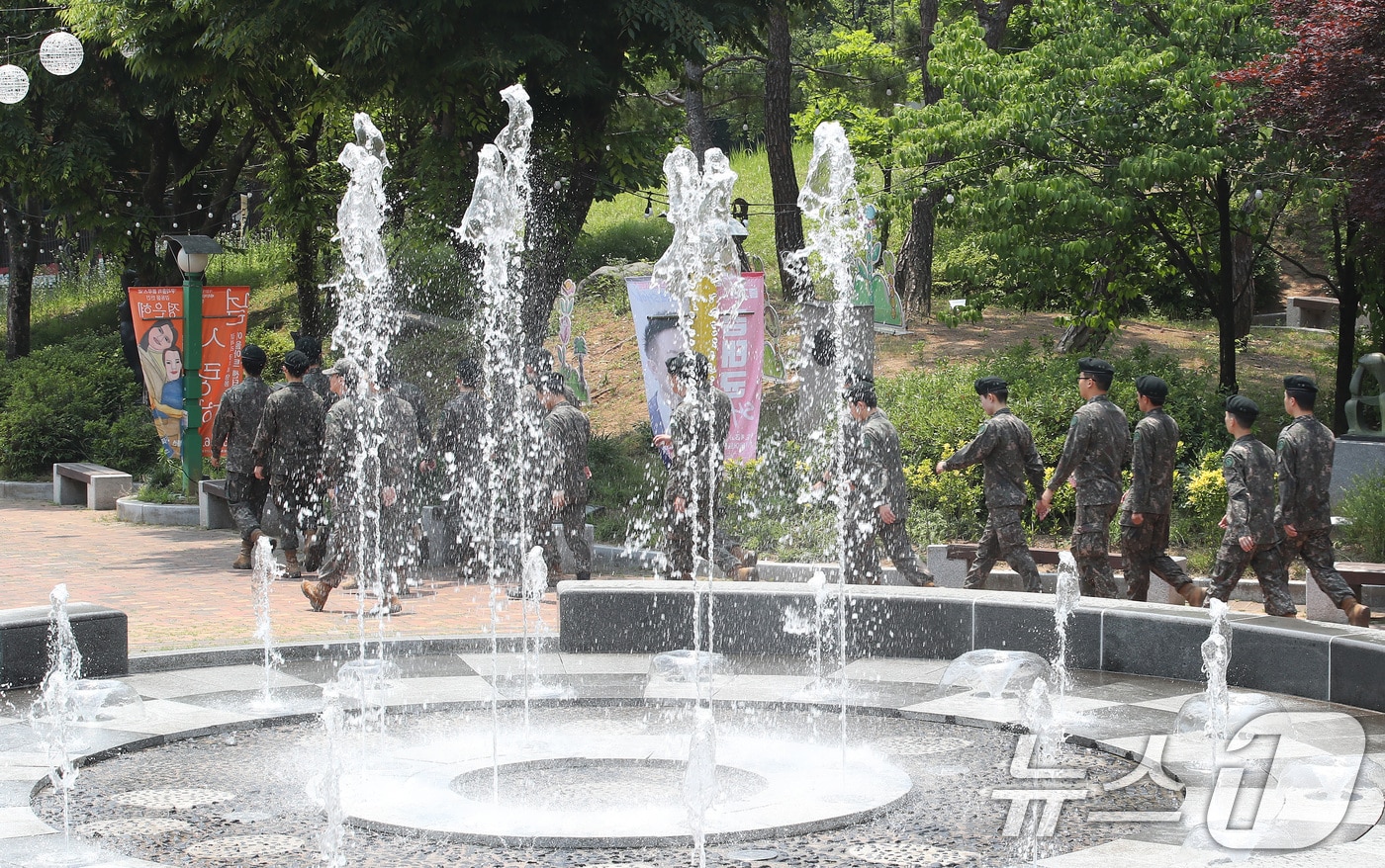 21대 대통령선거 사전투표 첫날인 29일 오후 초여름 날씨 속에 육군 50사단 장병들이 대구 북구 관음동 어울아트센터에 마련된 사전투표소에서 투표를 마친 뒤 부대로 복귀하고 있다. 2025.5.29/뉴스1 ⓒ News1 공정식 기자