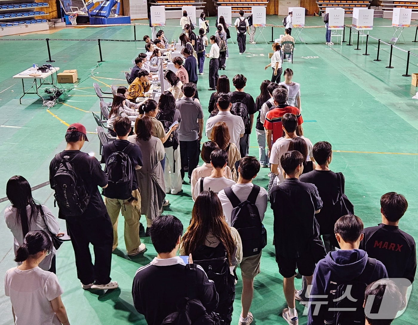 제21대 대통령 선거 사전 투표 첫날인 29일 전북 전주시 전주실내체육관에 마련된 사전투표소가 유권자들이 투표를 하기 위해 줄지어 서 있다. 2025.5.29/뉴스1 ⓒ News1 유경석 기자