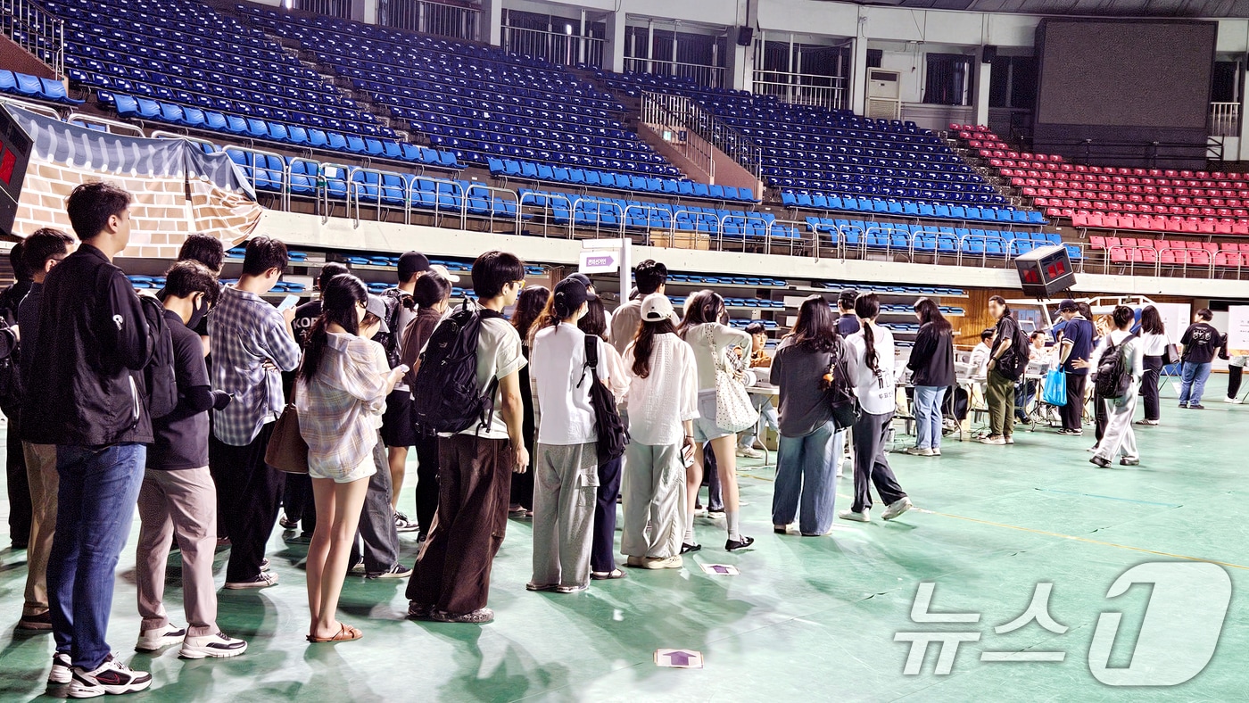 제21대 대통령 선거 사전 투표 첫날인 29일 전북 전주시 전주실내체육관에 마련된 사전투표소가 유권자들이 투표를 하기 위해 줄지어 서 있다. ⓒ News1 유경석 기자