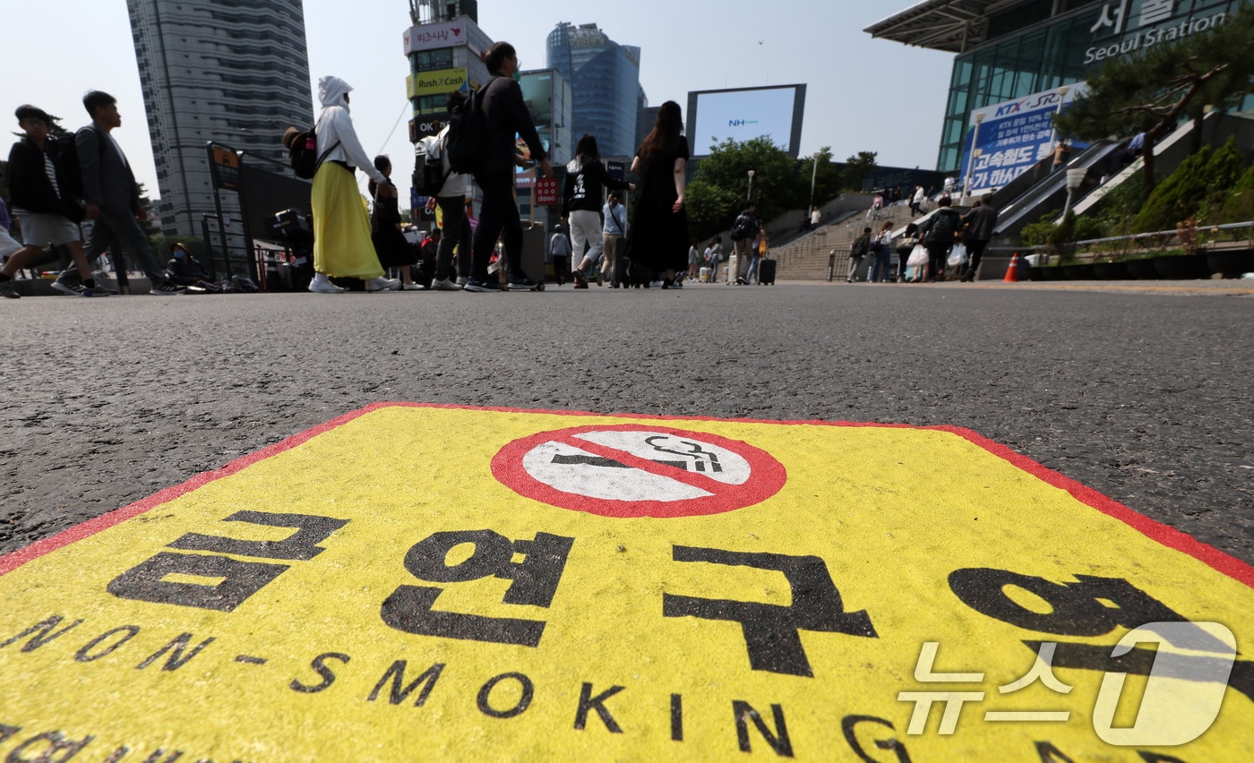 서울역 흡연실 인근 바닥에 금연구역 안내표시가 붙어 있다. 2025.5.29/뉴스1 ⓒ News1 이동해 기자