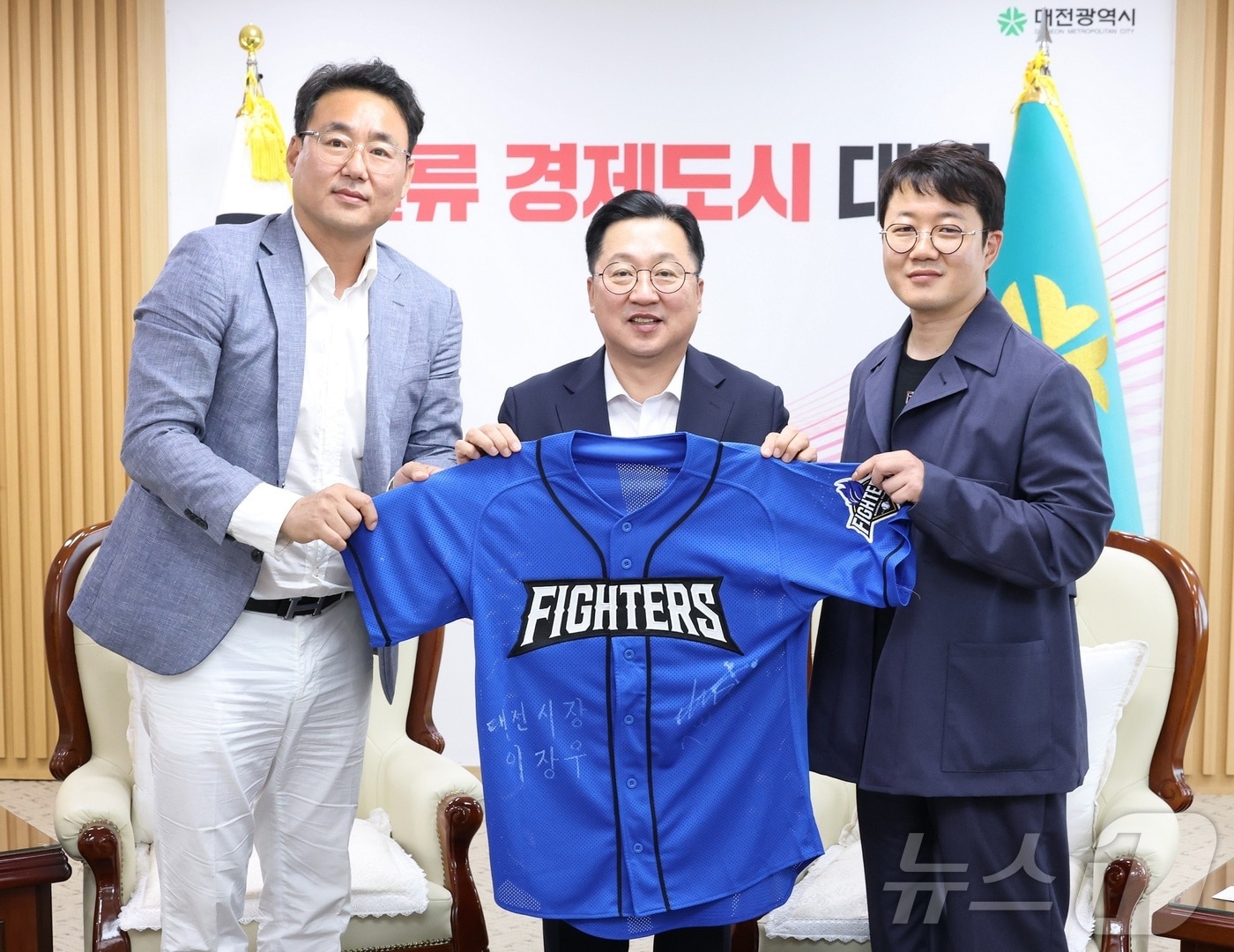 이장우 대전시장이 지난 5월29일 시청에서 콘텐츠 제작사인 스튜디오시원, 스포츠 ESG기업 ㈜국대와 함께 불꽃야구 유치 및 전용구장 운영을 위한 3자 업무협약(MOU)을 체결할 때 모습. (대전시 제공. 재판매 및 DB 금지)2025.5.29/뉴스1