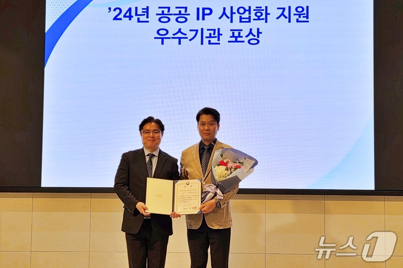 왼쪽부터 목성호 특허청 차장, 김천규 충남대 비즈니스개발본부장.(충남대 제공.재판매 및 DB금지)/뉴스1