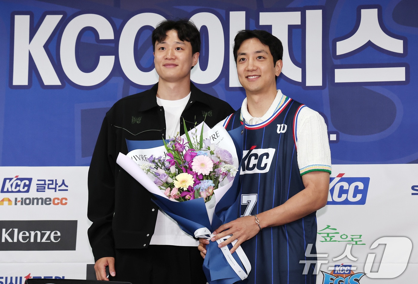 허웅 형제, 부산 KCC 우승 기념 촬영