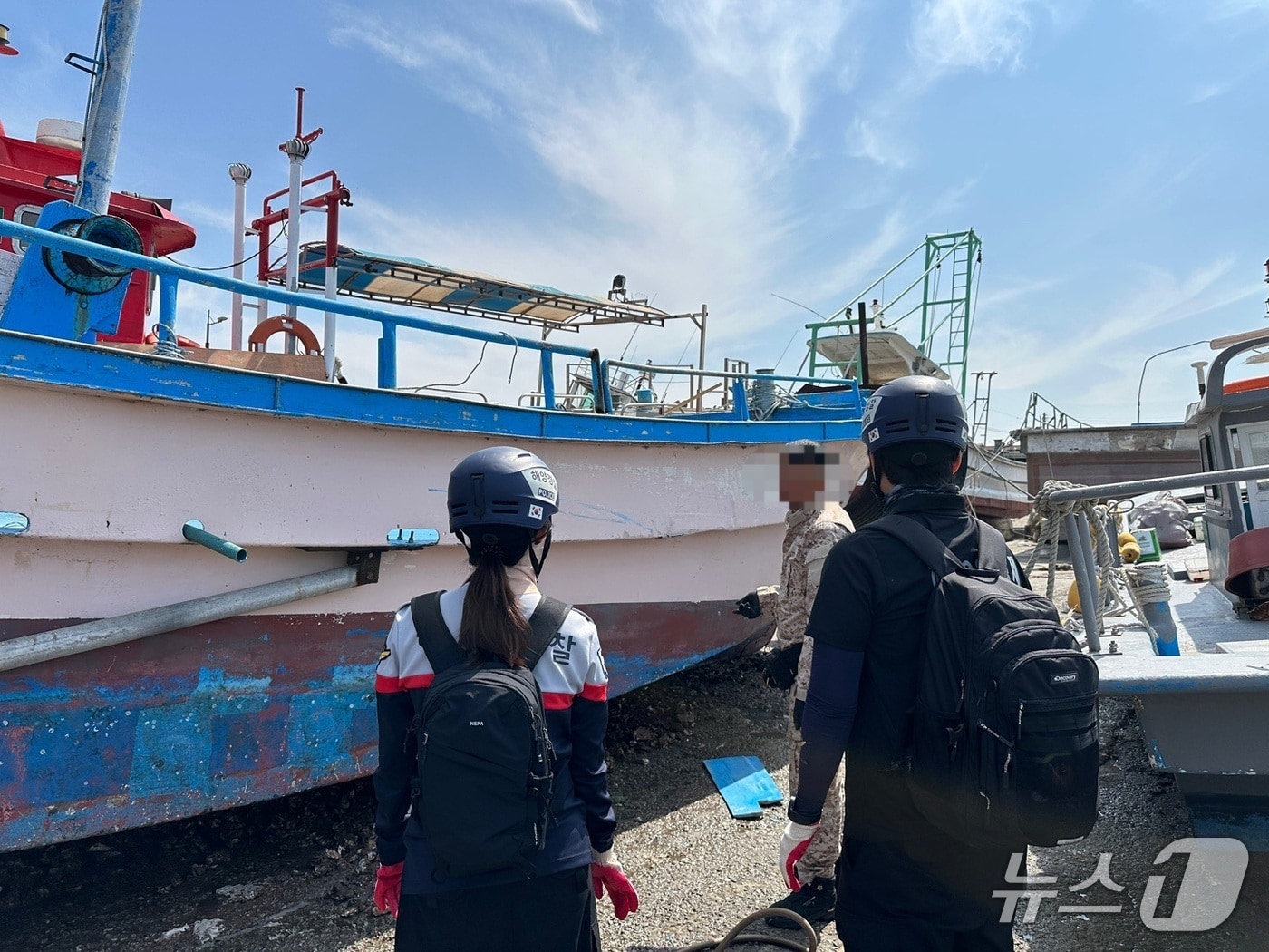  평택해경 해양오염방제과 직원들이 탐문활동을 하여 행위자를 추적하고 있다(평택해경 제공)