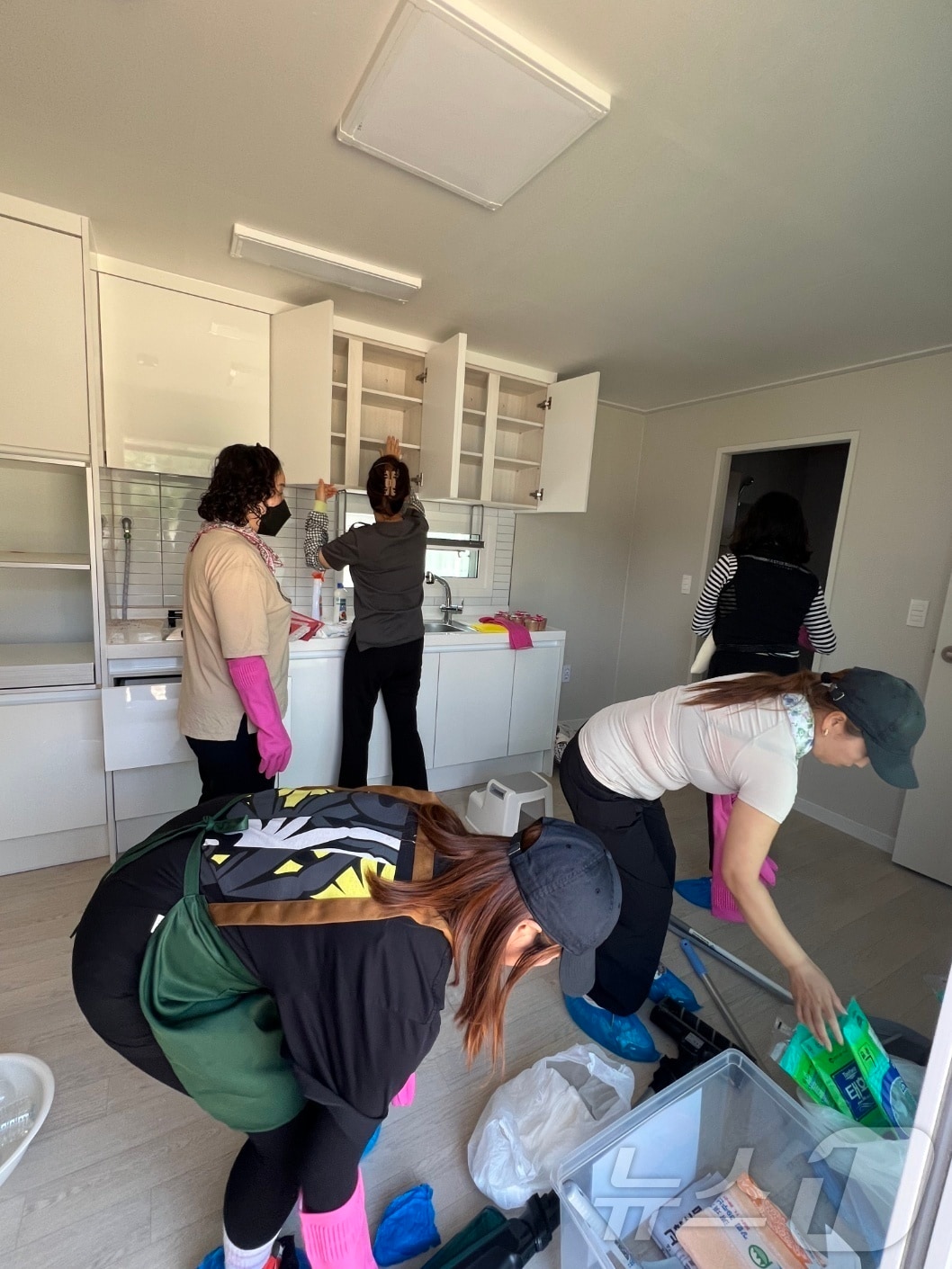 경북도는 산불 피해 지역 주민의 일상 회복을 돕기 위해 4월부터 추진한 ‘다시, 마을로 잇는 온기나눔’ 자원봉사자들이 산불피해 지역 임시주택을 청소하고 있다. ⓒ News1 김대벽기자