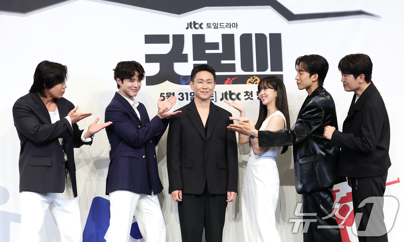 배우 태원석(왼쪽부터)과 박보검, 오정세, 김소현, 이상이, 허성태가 29일 서울 구로구 더링크서울 트리뷰트 포트폴리오 호텔에서 열린 JTBC 새 토일드라마 '굿보이' 제작발표회에서 포즈를 취하고 있다.  2025.5.29/뉴스1 ⓒ News1 권현진 기자