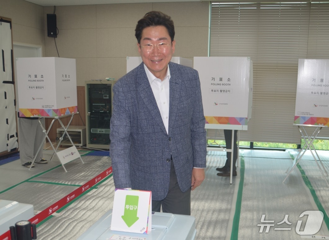 원강수 강원 원주시장이 29일 원주시 지정면 서원주 건강생활지원센터에 마련된 제21대 대통령선거 사전투표소에서 한 표를 행사했다. 2025.5.29/뉴스1 신관호 기자