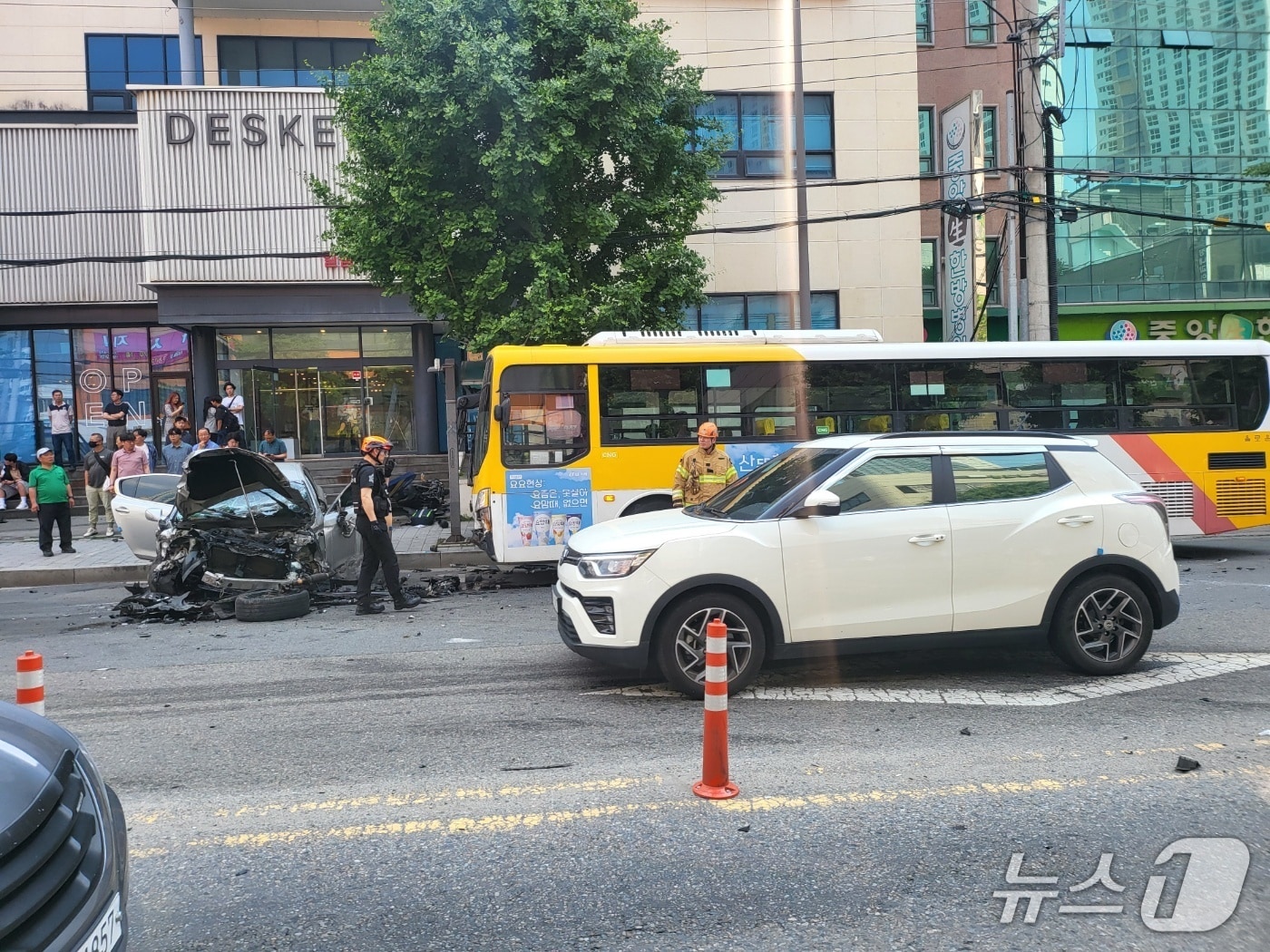 29일 오후 3시 14분쯤 남구 주월동의 한 도로에서 50대 남성 A 씨가 몰던 승용차가 중앙선을 침범해 잇따라 차를 들이받아 관계당국이 수습하고 있다. (독자 제공. 재판매 및 DB 금지)