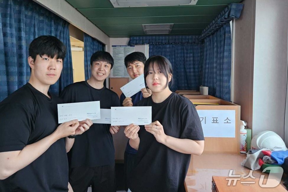 선상투표에 참여하고 있는 팬오션 'PAN KOMIPO'호 선원들.(선원노련 제공. 재판매 및 DB 금지)