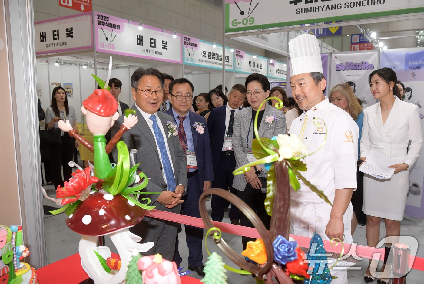 강기정 광주시장이 29일 오전 김대중컨벤션센터에서 열린 2025 광주식품대전 개막식에 참석해 참석자들과 함께 전시장 투어를 하고 있다.(광주시 제공. 재판매 및 DB 금지) 2025.5.29/뉴스1