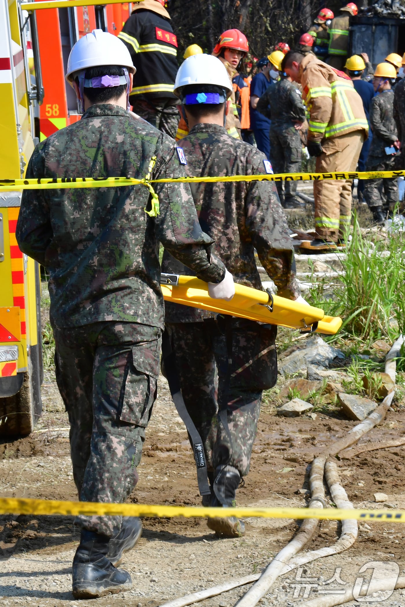 29일 오후 1시 35분쯤 경북 포항 남구 동해면 야산에 해군 해상 초계기 (P-3C)가 추락해 전소됐다. 사고 현장에서 소받당국과 해군 항공사령부 소방대가 진화 작업 및 인명 수색을 하고 있다. 2025.5.29/뉴스1 ⓒ News1 최창호 기자