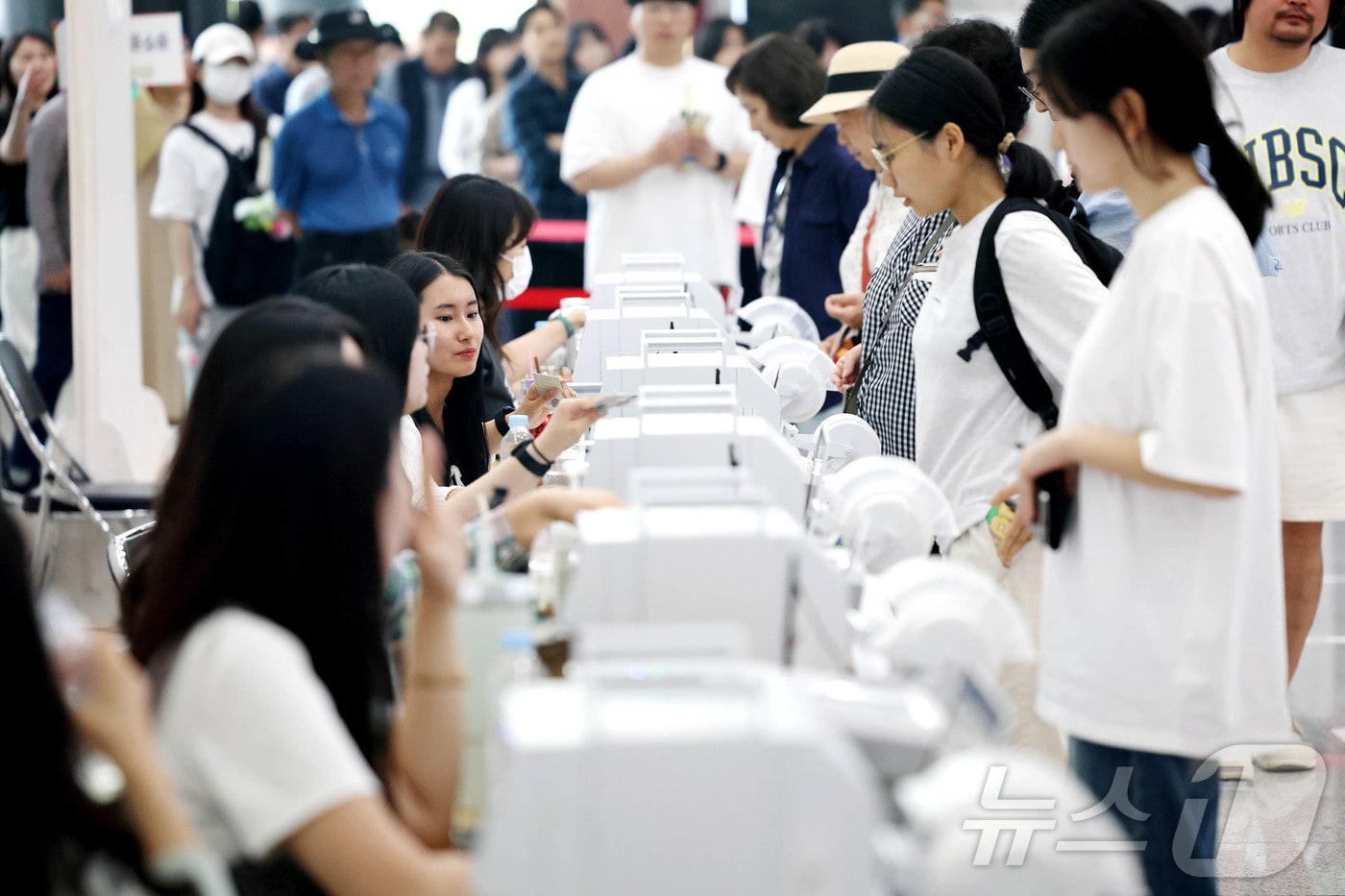 제21대 대통령 선거 사전투표 첫날인 29일 광주시 중흥동 사전투표소에서 유권자들이 한 표를 행사하고 있다.(광주 북구 제공. 재판매 및 DB 금지) 2025.5.29/뉴스1 ⓒ News1 박지현 기자