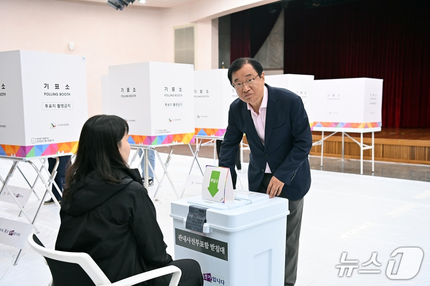  이현재 경기 하남시장이 제21대 대통령 선거 사전투표  첫날인 29일 시청에 마련된 신장2동 사전투표소에서 투표하고 있다.(하남시 제공. 재판매 및 DB 금지)/뉴스1