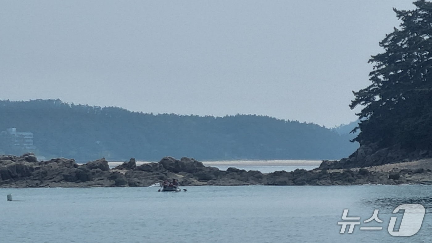 태안해경이 천리포 닭섬에 고립된 관광객들을 구조 중인 모습. (태안해경 제공, 재판매 및 DB금지) / 뉴스1 