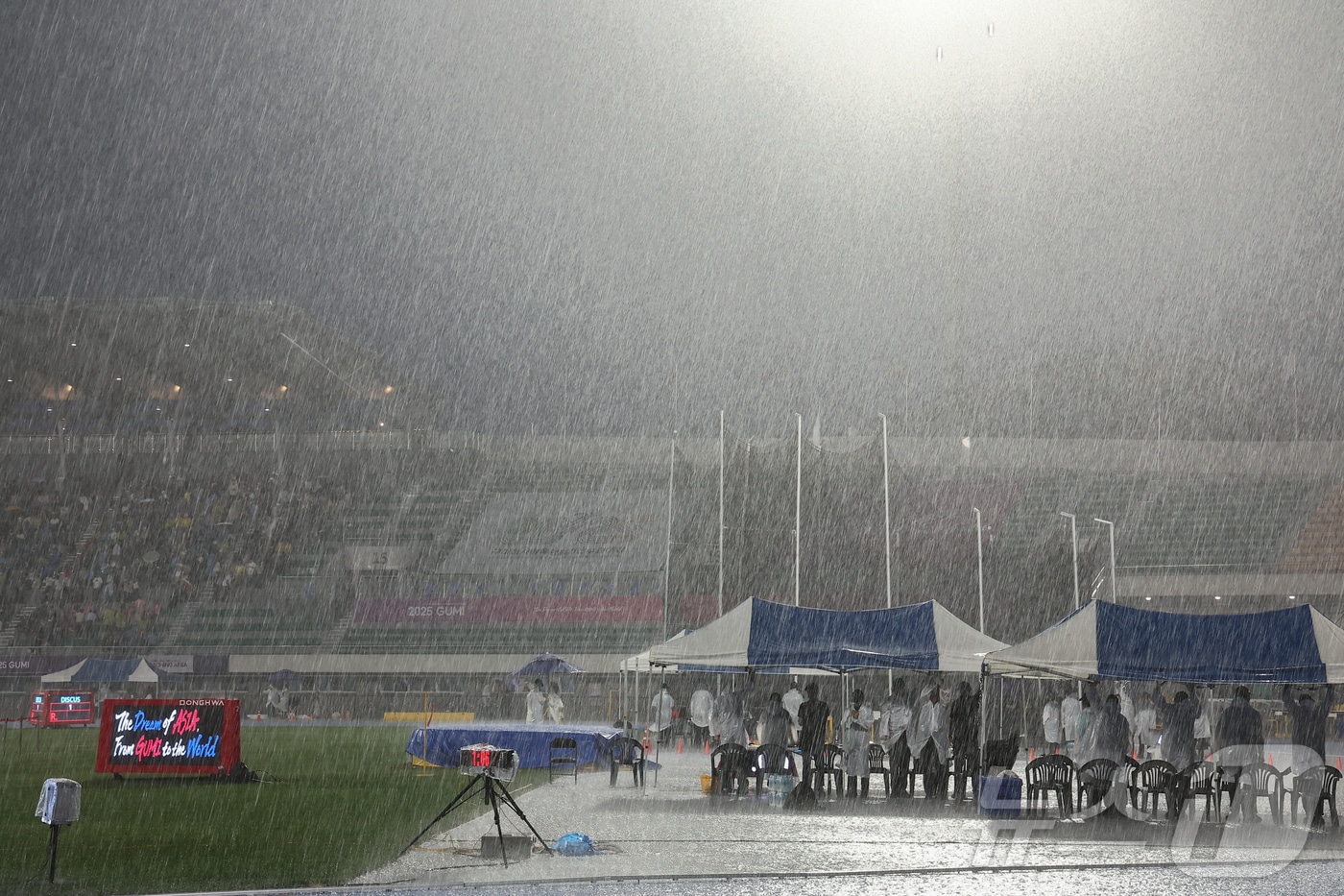 29일 '2025 구미아시아육상경기선수권대회'가 열리는 경북 구미시민운동장에 폭우가 내리고 있다. 2025.5.29/뉴스1 ⓒ News1 김도우 기자