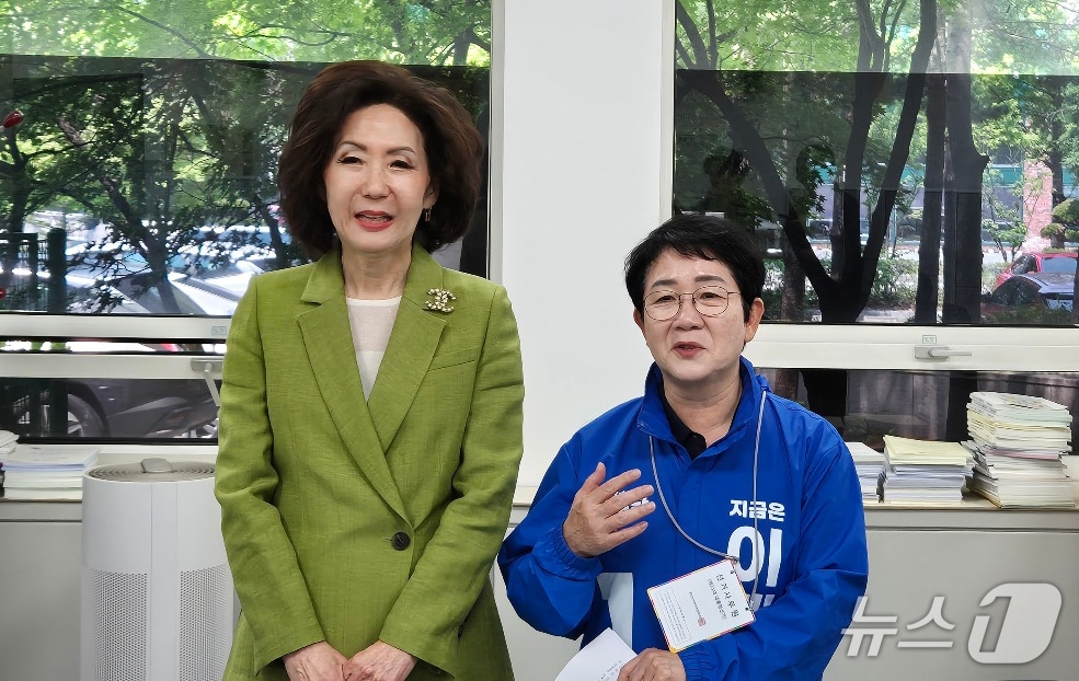 이진숙 전 충남대총장과 박정현 대전시당 상임선대위원장이 기자회견을 하고 있다.(민주당 대전시당 제공, 재판매 및 DB 금지)/뉴스1
