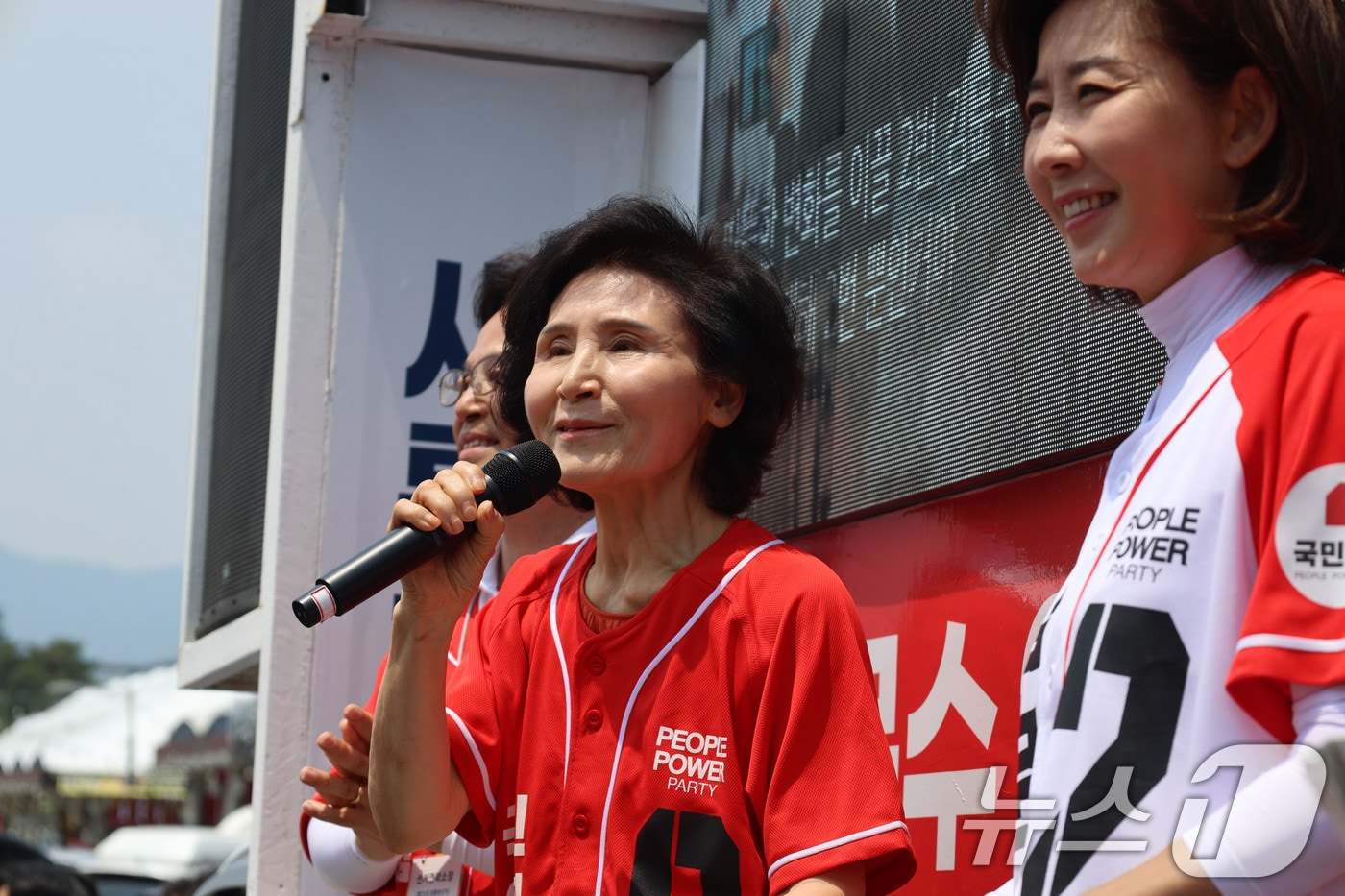 김문수 국민의힘 대통령 후보 부인 설난영 여사가 나경원 공동선대위원장과 함께 29일 경기도 성남시 모란시장을 방문해 지지를 호소하고 있다. (국민의힘 제공, 재판매 및 DB금지) 2025.5.29/뉴스1