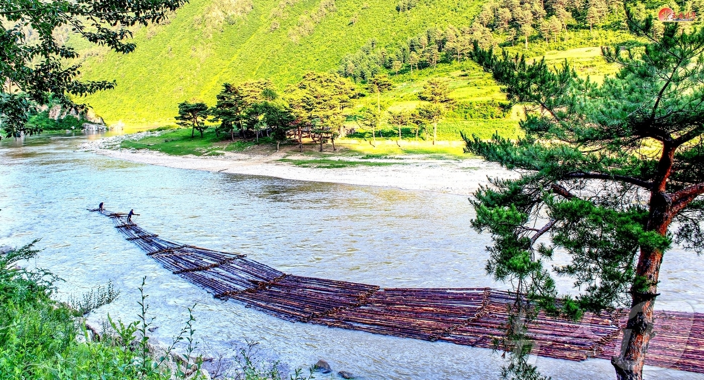 &#40;평양 노동신문=뉴스1&#41; = 북한 노동당 기관지 노동신문은 3일 &#34;장진강에 올해의 첫 떼를 띄웠다＂며 얼마전 121호림업연합기업소 룡하림산사업소 유벌작업소 간부들과 유벌공들은 겨울철 통나무 생산에 박차를 가하며 통나무를 떼무이터에 쌓아놓았다고 보도했다. [국내에서만 사용가능. 재배포 금지. DB 금지. For Use Only in the Republic of Korea. Redistribution Prohibited] rodongphoto@news1.kr