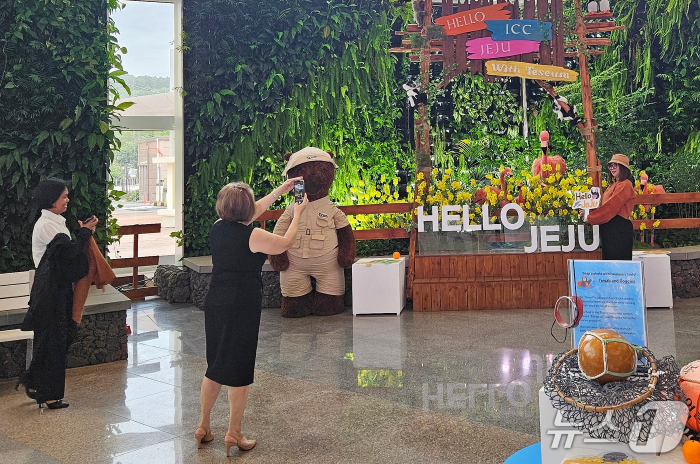 3일 제주국제컨벤션센터에서 열린 아시아태평양경제협력체(APEC) 제2차 고위관리회의에서 외국인 참가자들이 기념촬영을 하고 있다.(제주도 제공, 재판매 및 DB 금지)