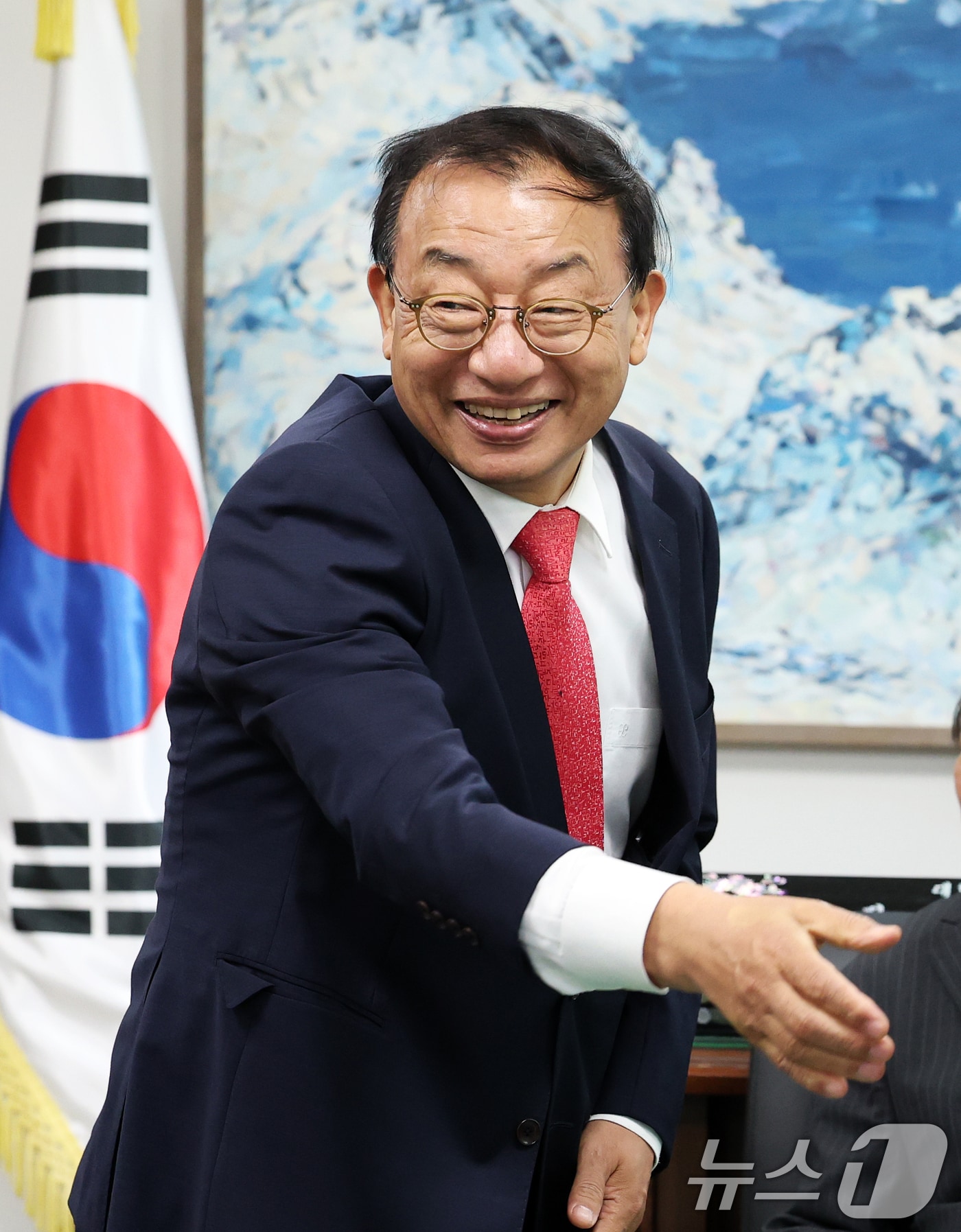 한덕수 무소속 대선 예비후보 캠프에 합류한 이정현 전 새누리당 대표가 3일 오후 서울 영등포구 헌정회를 방문해 헌정회원들과 인사를 나누고 있다. 2025.5.3/뉴스1 ⓒ News1 오대일 기자