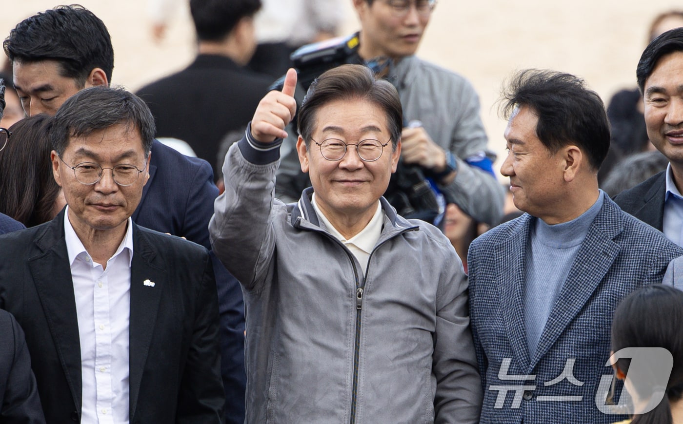 '골목골목 경청투어 : 동해안벨트편'에 나선 이재명 더불어민주당 대통령 후보가 3일 오후 강원 강릉시 안목해변에서 엄지척을 하고 있다. 2025.5.3/뉴스1 ⓒ News1 이재명 기자