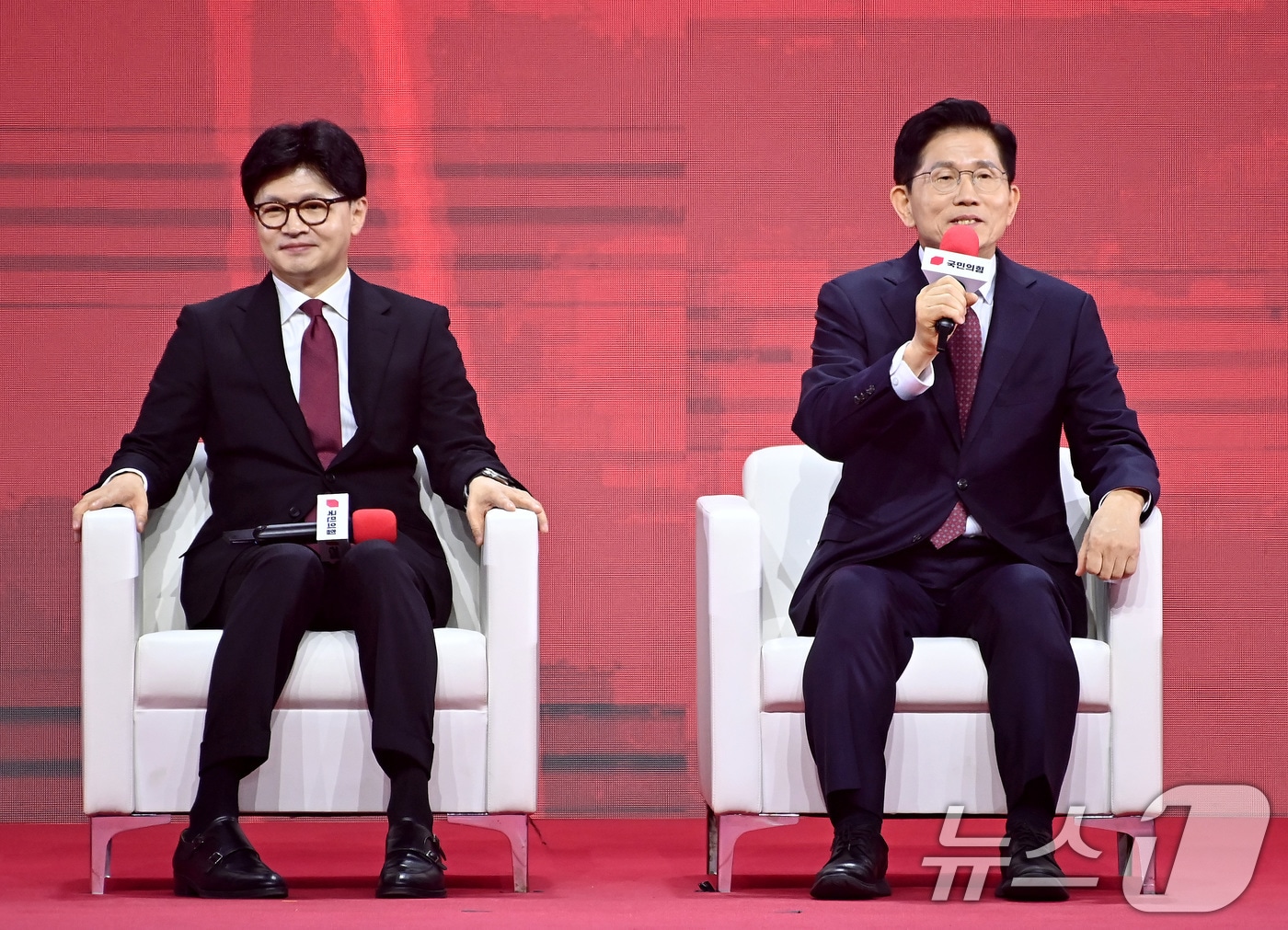 김문수 국민의힘 대선 경선 후보가 지난 5월 3일 오후 경기 고양시 킨텍스에서 열린 제5차 전당대회에서 제21대 대통령선거 최종 후보 선출을 위한 개표 결과를 기다리며 사회자 질문에 답하고 있다. 왼쪽은 한동훈 후보. (공동취재) 2025.5.3/뉴스1 ⓒ News1 이광호 기자