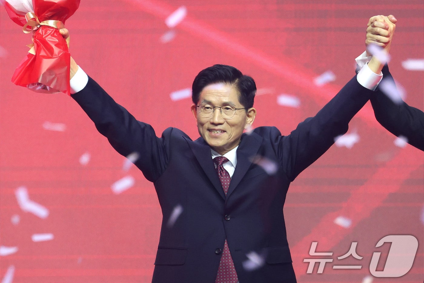 제21대 대통령선거 국민의힘 후보자로 선출된 김문수 후보가 3일 경기 고양시 킨텍스에서 열린 5차 전당대회에서 꽃다발을 들고 인사하고 있다. ⓒ News1 이광호 기자