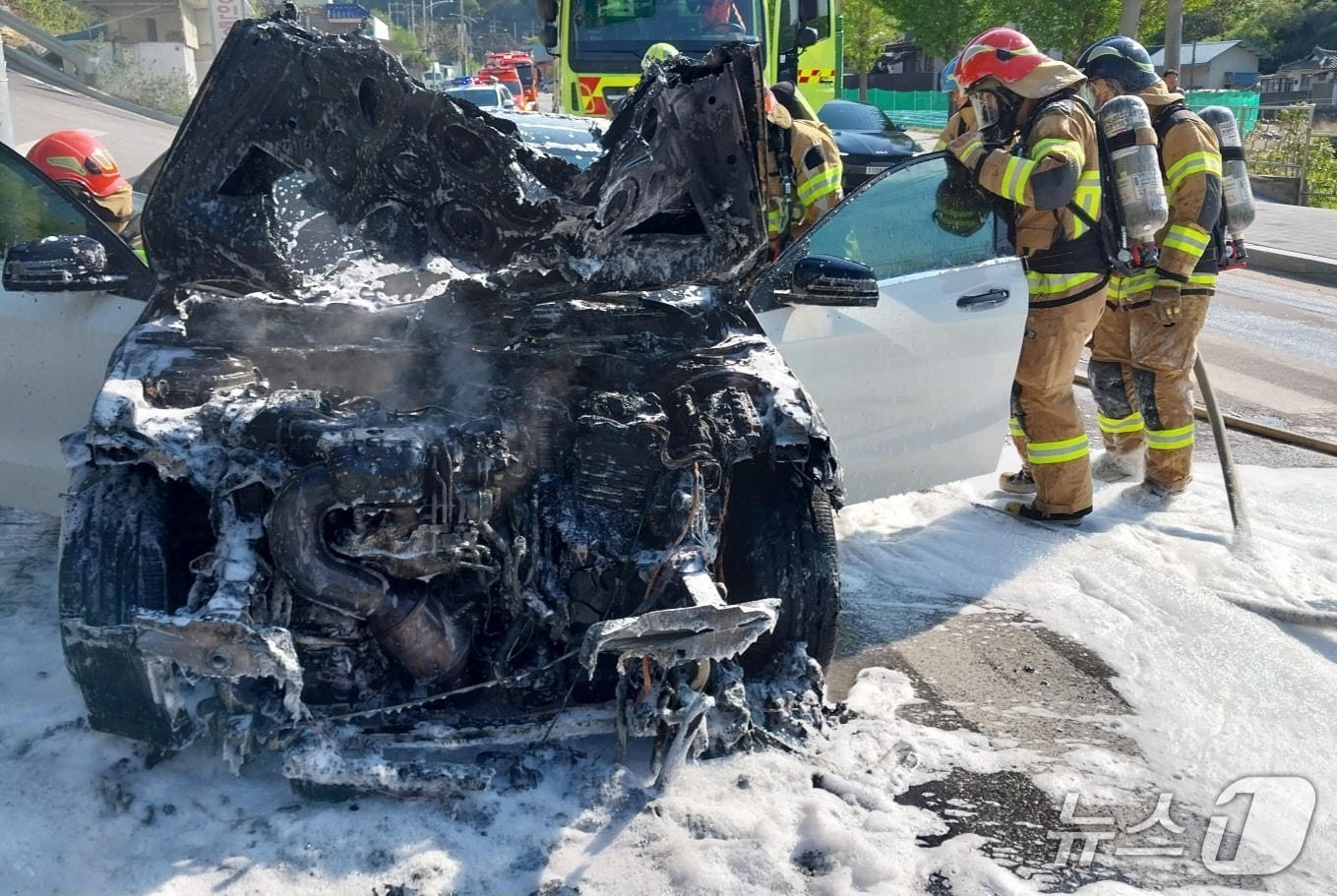 2일 경북 봉화군에서 운행 중이던 2018년식 벤츠 A클래스 차량에서 엔진 과열로 추정되는 불이 나 소방 당국이 20여분 만에 진화했다.(경북소방본부 제공.재판매 및 DB금지)