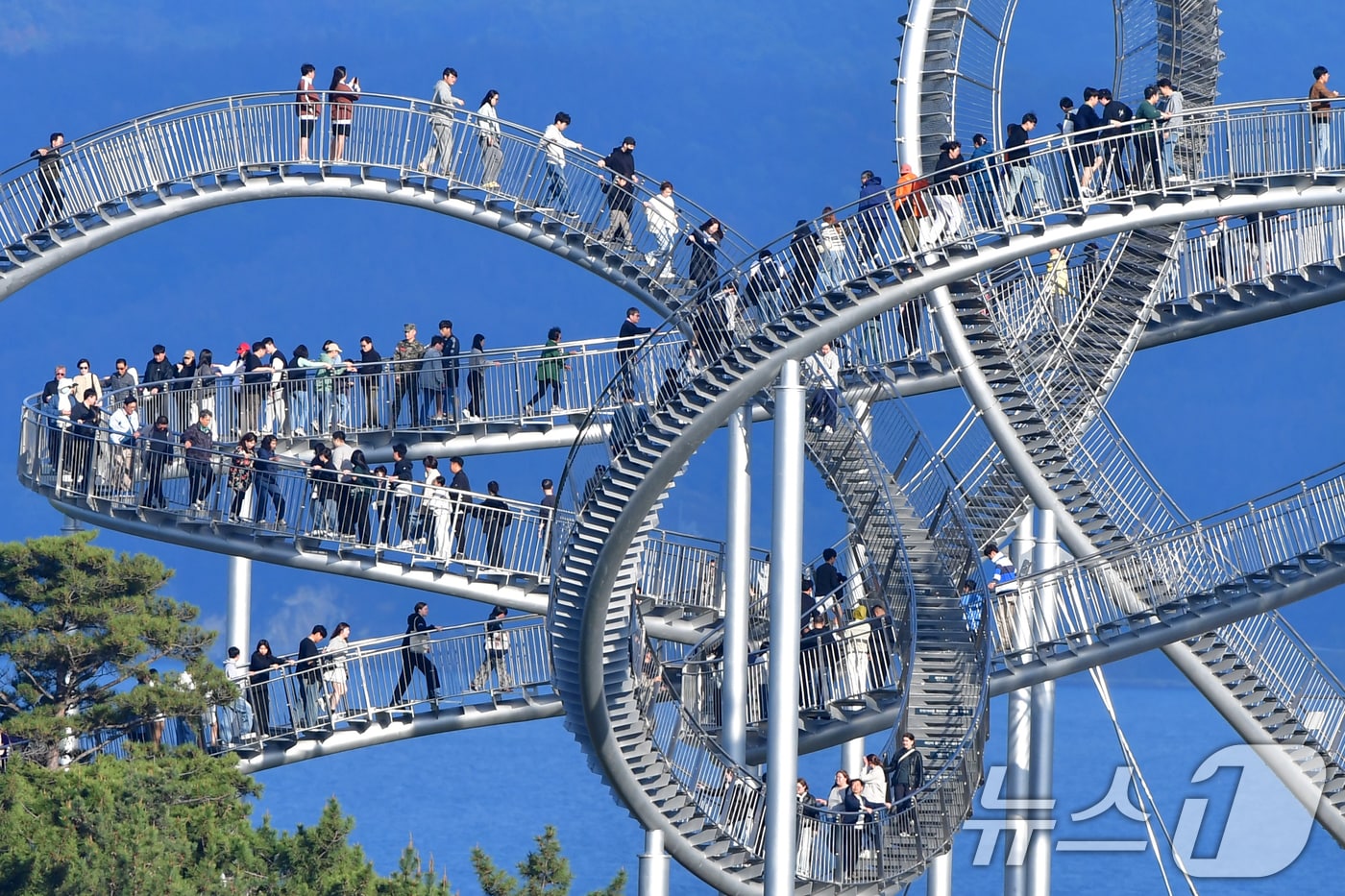 3일 오후 경북 포항시 북구 환호공원 스페이스워크에서 관광객들이 연휴를 보내고 있다. 2025.5.3/뉴스1 ⓒ News1 최창호 기자