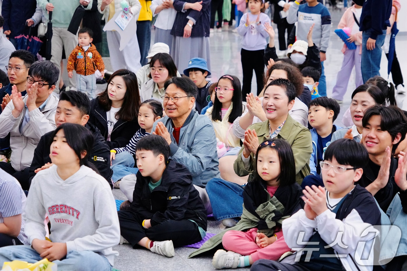 강기정 광주시장이 3일 시청 시민홀에서 열린 제103회 어린이날 행사에 참석해 어린이들과 공연을 관람하고 있다.&#40;광주시 제공. 재판매 및 DB 금지&#41; 2025.5.3/뉴스1 ⓒ News1 박준배 기자