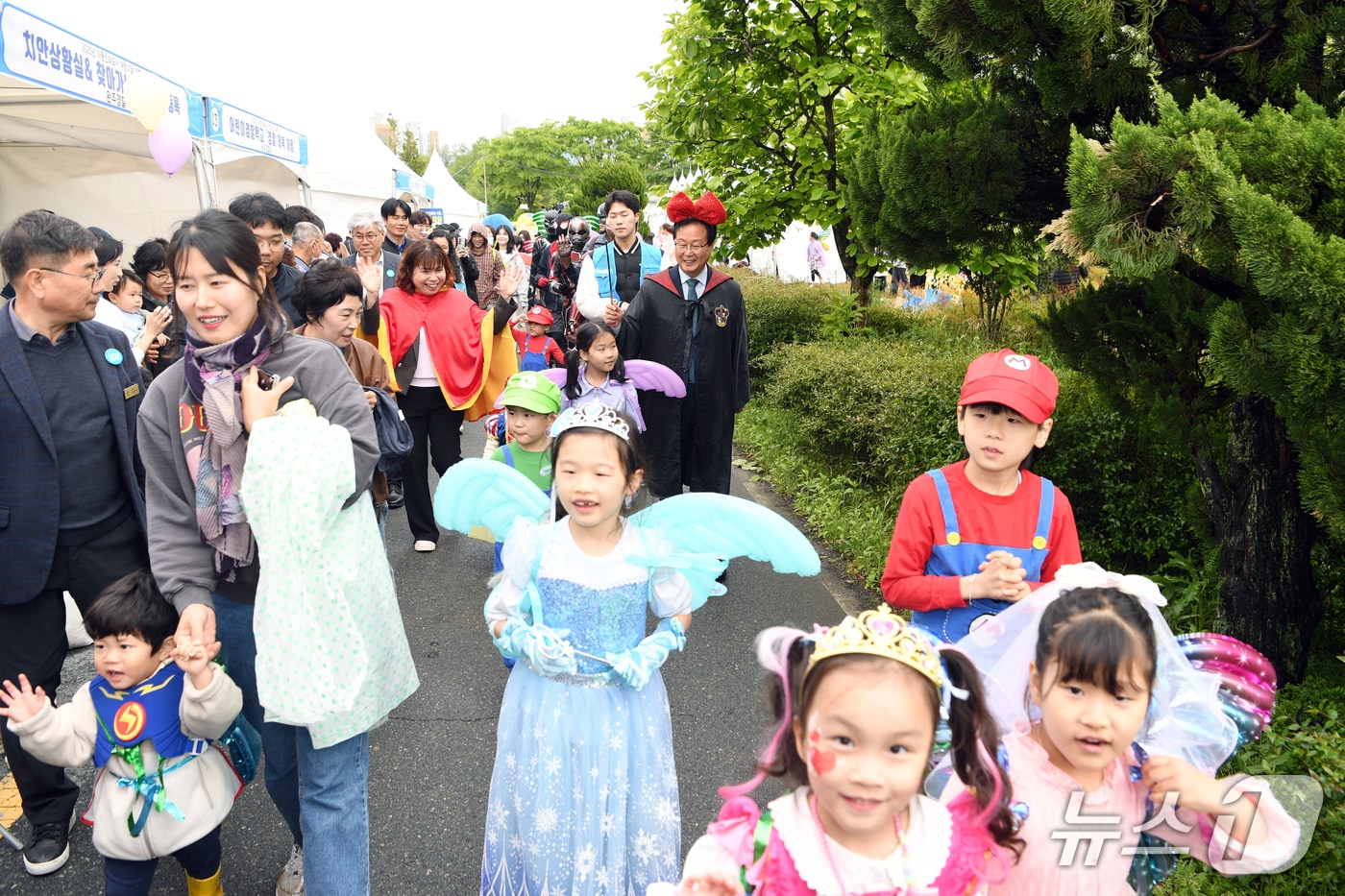 3일 전북자치도 완주군에서 열린 어린이날 행사에서 어린이들이 귀여운 복장을 하고 즐거운 시간을 보내고 있다.(완주군 제공, 재판매 및 DB금지) 
