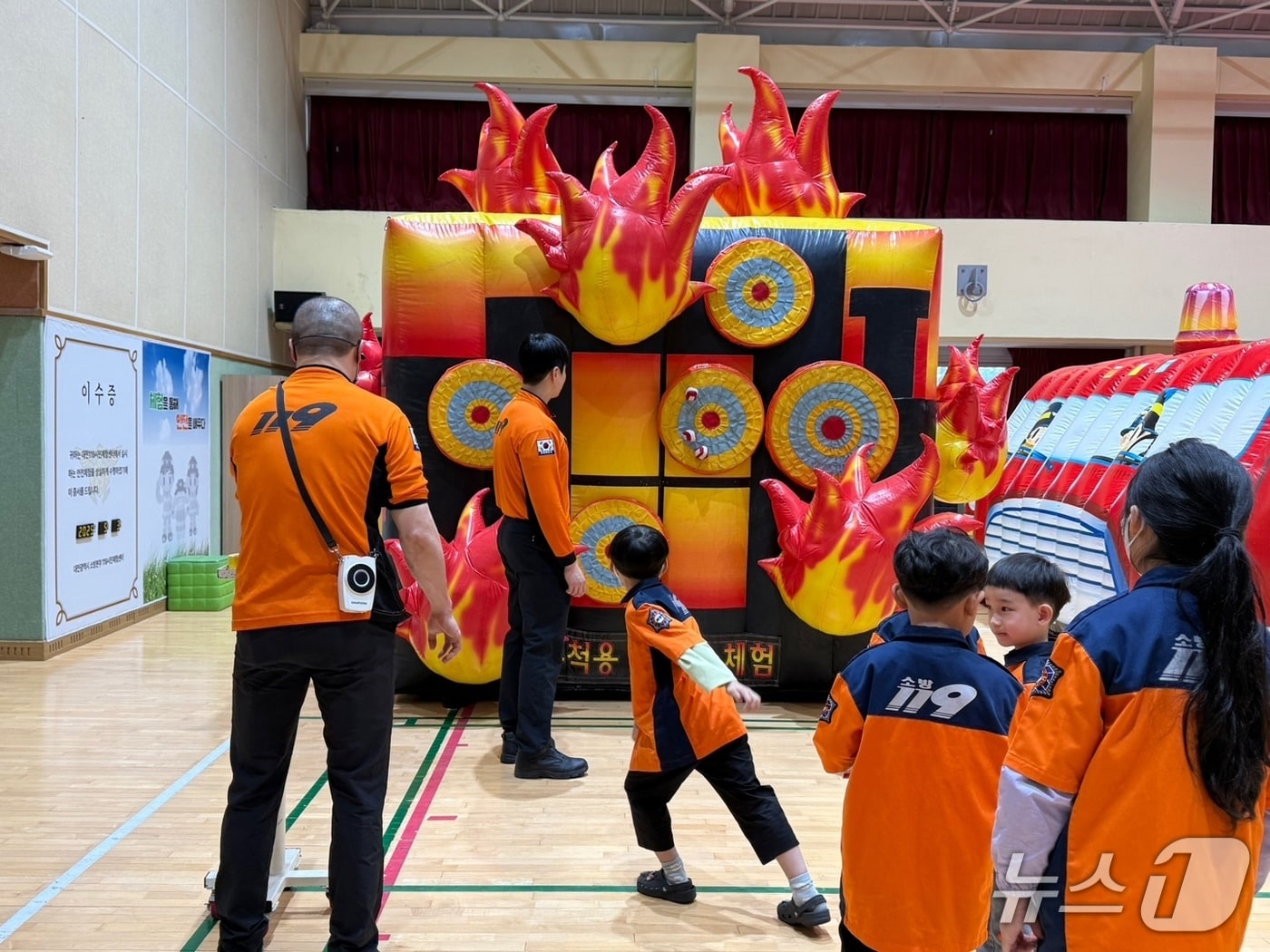 시민들이 '가족 사랑 안전체험 한마당' 체험을 하고 있다.(대전소방본부 제공, 재판매 및 DB 금지)/뉴스1