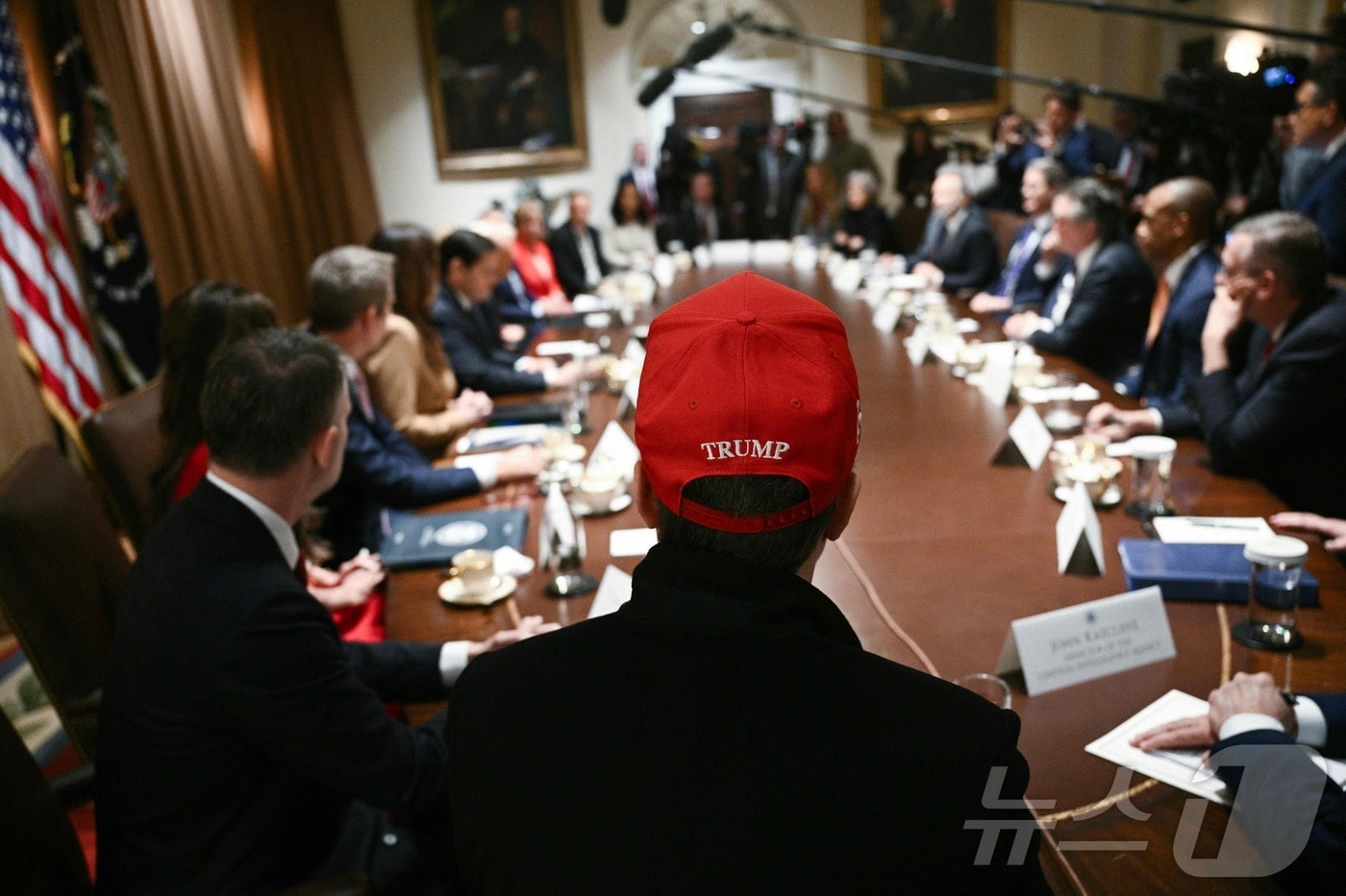 도널드 트럼프 미국 대통령이 지난 3월 24일&#40;현지시간&#41; 워싱턴DC 백악관 내각 회의실에서 각료회의를 주재하는 모습을 빨간 모자를 쓴 일론 머스크가 지켜보고 있다.  2025.05.29 ⓒ AFP=뉴스1 ⓒ News1 류정민 특파원