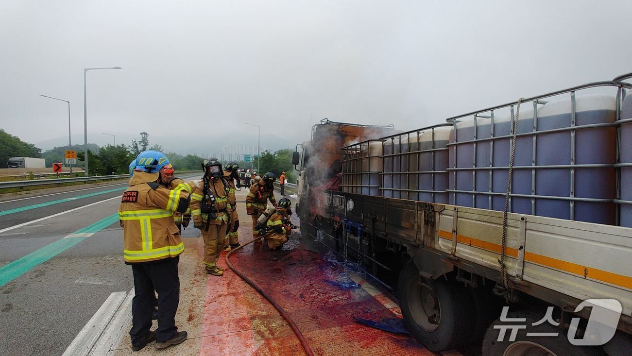 29일 오전 7시1분쯤 김천시 아포읍 송천리 중부내륙고속도로 창원 방향 김천JC 램프 구간에서 염료를 실은 4.5톤 화물차의 엔진에서 원인을 알 수 없는 불이나 소방당국이 진화하고 있다.(경북소방본부 제공. 재판매 및 DB 금지)2025.5.30/뉴스1