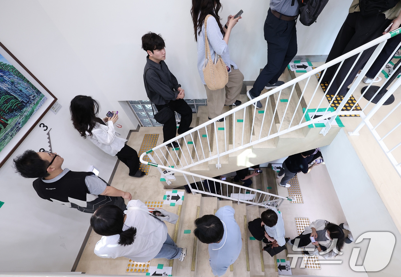 제21대 대통령 선거 사전 투표 둘째 날인 30일 오전 서울 종로구 사직동 주민센터에 마련된 사전투표소에서 유권자들이 투표하기 위해 줄을 서 있다. ⓒ News1 김성진 기자