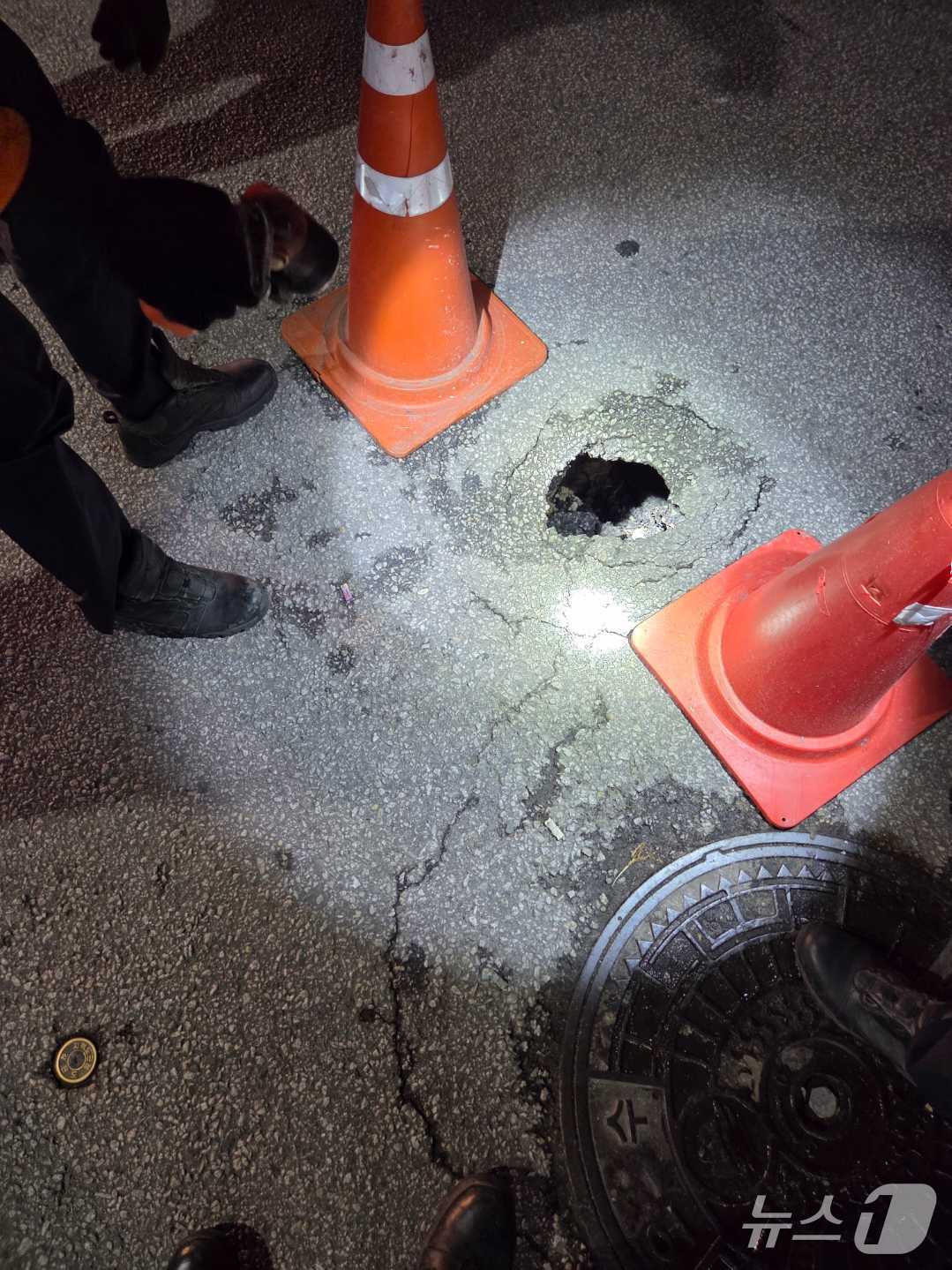 원주 단계동 장미공원 땅꺼짐.(강원도소방본부 제공, 재판매 및 DB금지)