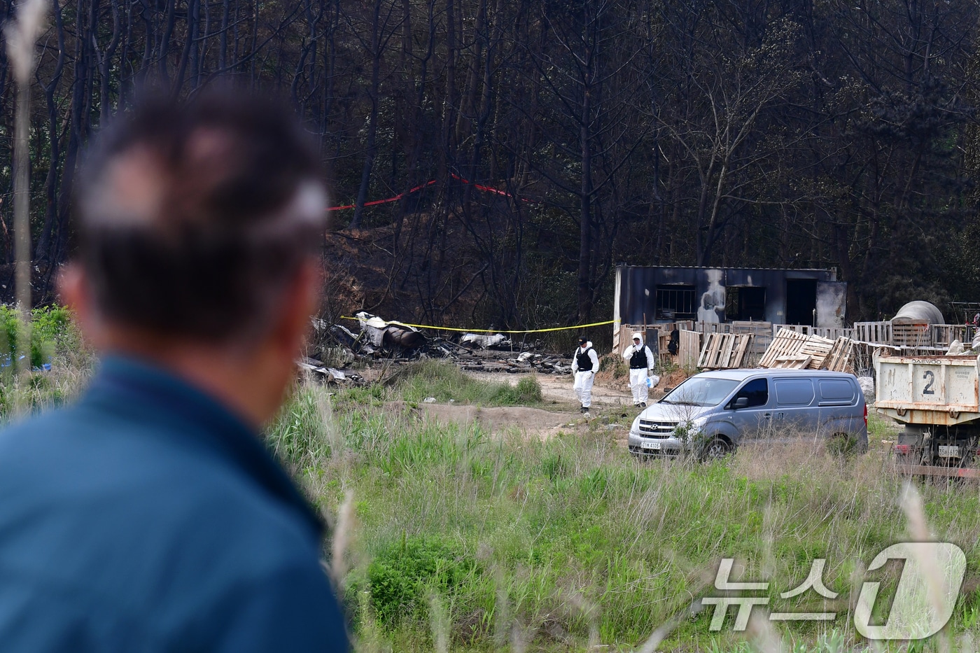 군 항공사고 조사관들이 30일 오전 경북 포항시 남구 동해면 야산에 추락한 해군 대잠 해상초계기 사고 현장 조사를 진행하고 있다. 2025.5.30/뉴스1 ⓒ News1 최창호 기자