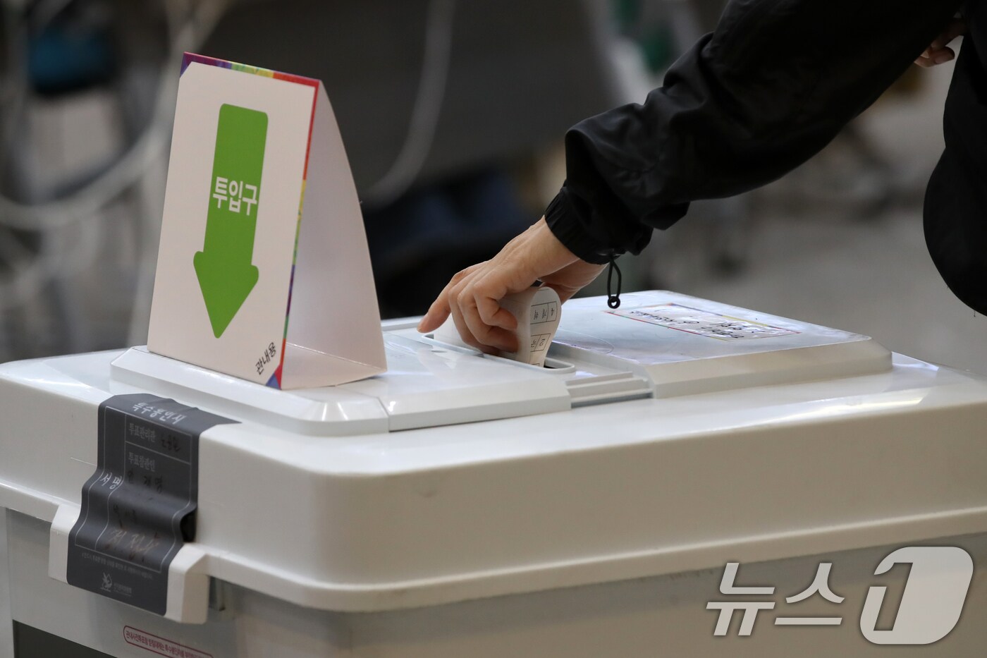 제21대 대통령선거 사전투표 둘째 날인 30일 오전 부산 남구청 대강당에 마련된 사전투표소에서 유권자가 투표를 하고 있다. 2025.5.30/뉴스1 ⓒ News1 윤일지 기자