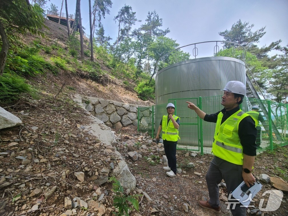 진흥원 합동 점검반원이 지난 21일 국립익산치유의숲에서 집중호우 대비 토사 유실 유무 등 사면 안정화 여부에 대해 점검하고 있다. (산림청 한국산림복지진흥원 제공.재판매 및 DB금지)/뉴스1