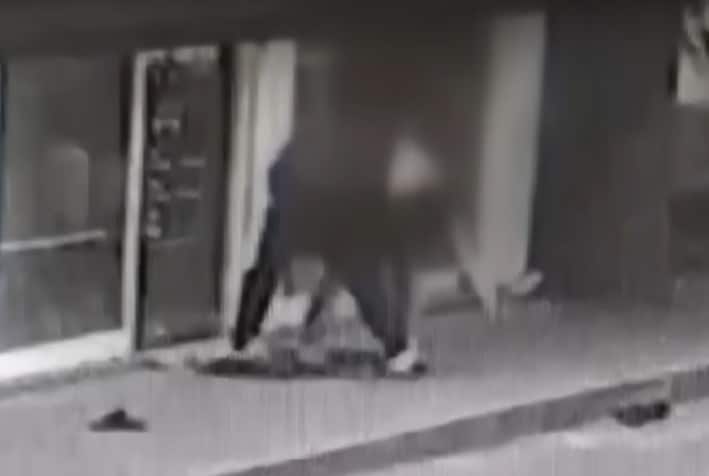 도망가는 전 아내를 붙잡아 폭행하는 남성. &#40;JTBC &#39;사건반장&#39;&#41;