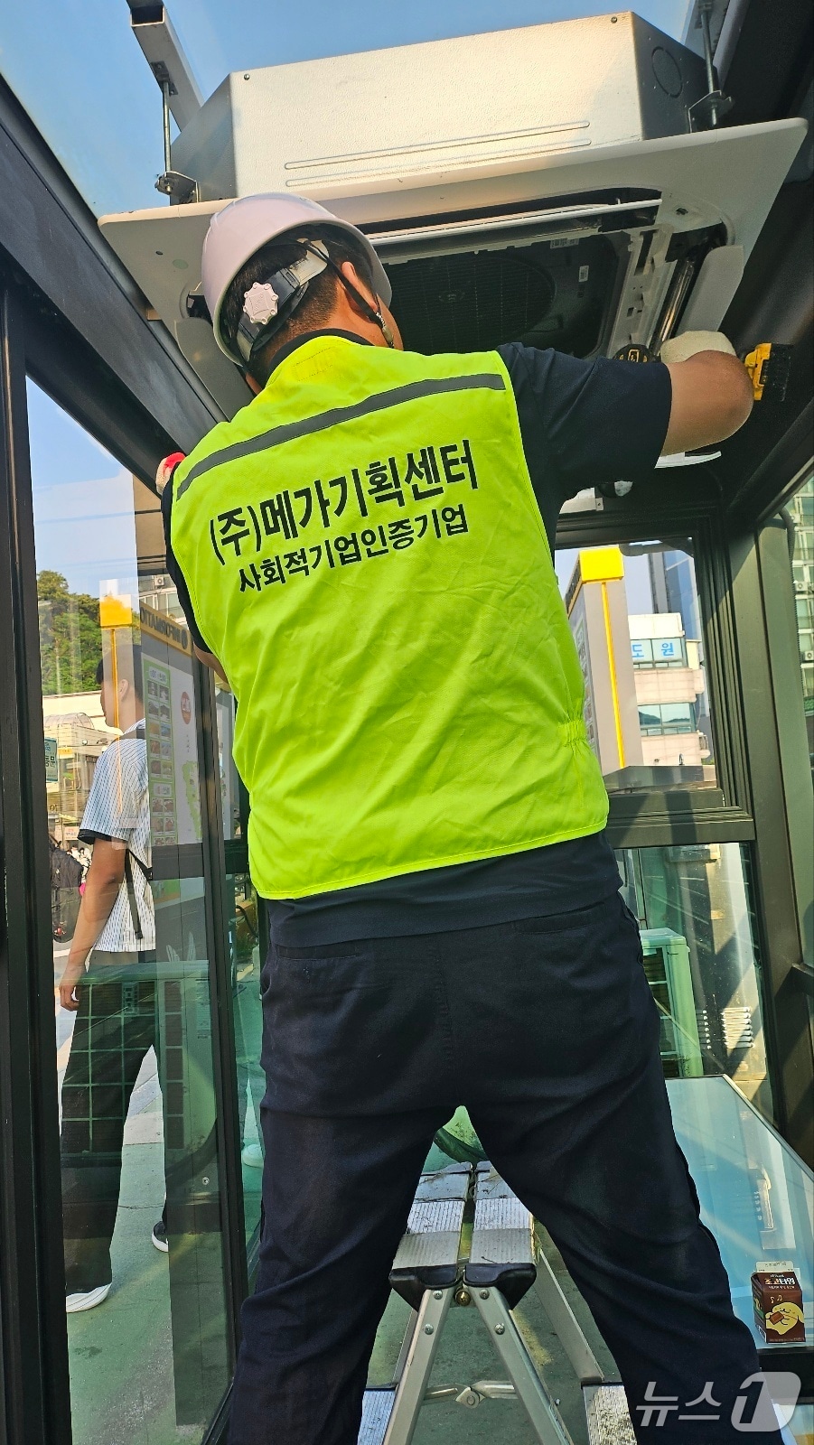  예산군 관계자가 버스 승강장 냉방시설을 점검하고 있다. (예산군청 제공, 재판매 및 DB금지) / 뉴스1 