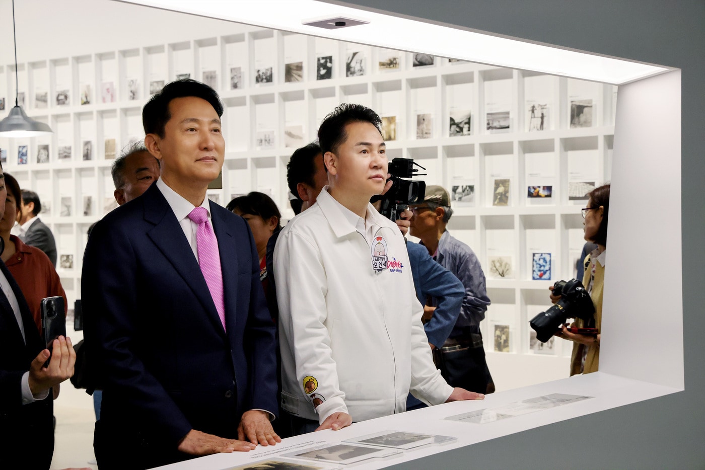 오세훈 서울시장(왼쪽)과 오언석 도봉구청장(오른쪽)이 함께 사진 전시를 관람하고 있다.(도봉구 제공)