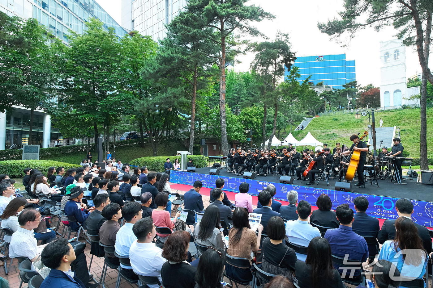 지난 28일 오후 서울 중구 정동공원 야외무대에서 열린 '하모니콘서트-정동의 울림'의 공연 모습(씨티은행 제공)