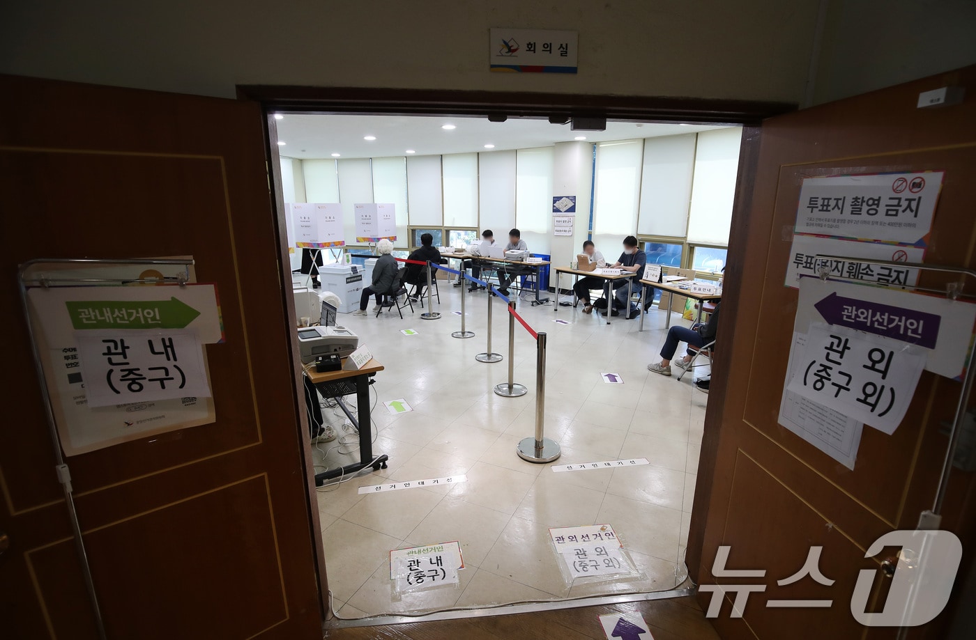 21대 대통령선거 사전투표 둘째날인 30일 오전 대구 중구 선거관리위원회 2층 회의실에 마련된 사전투표소가 유권자의 발길이 뜸해 한산한 모습이다. 대구는 이번 대선 사전투표 기간 전국에서 가장 낮은 투표율을 보이고 있다. 2025.5.30/뉴스1 ⓒ News1 공정식 기자