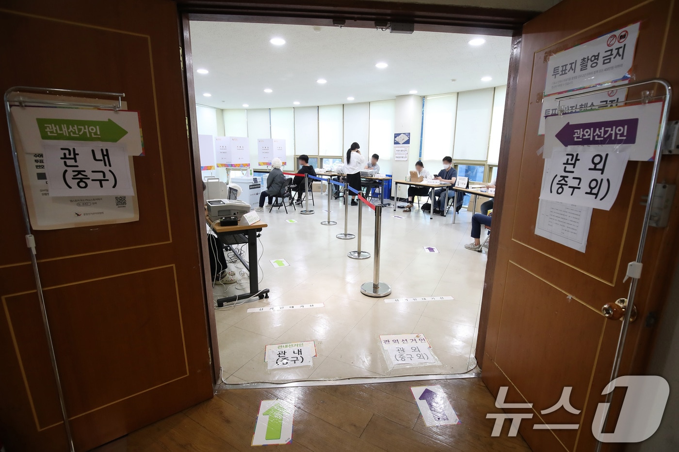 21대 대통령선거 사전투표 둘째날인 30일 오전 대구 중구 선거관리위원회 2층 회의실에 마련된 사전투표소가 유권자의 발길이 뜸해 한산한 모습이다. 대구는 이번 대선 사전투표 기간 전국에서 가장 낮은 투표율을 보였다. 2025.5.30/뉴스1 ⓒ News1 공정식 기자