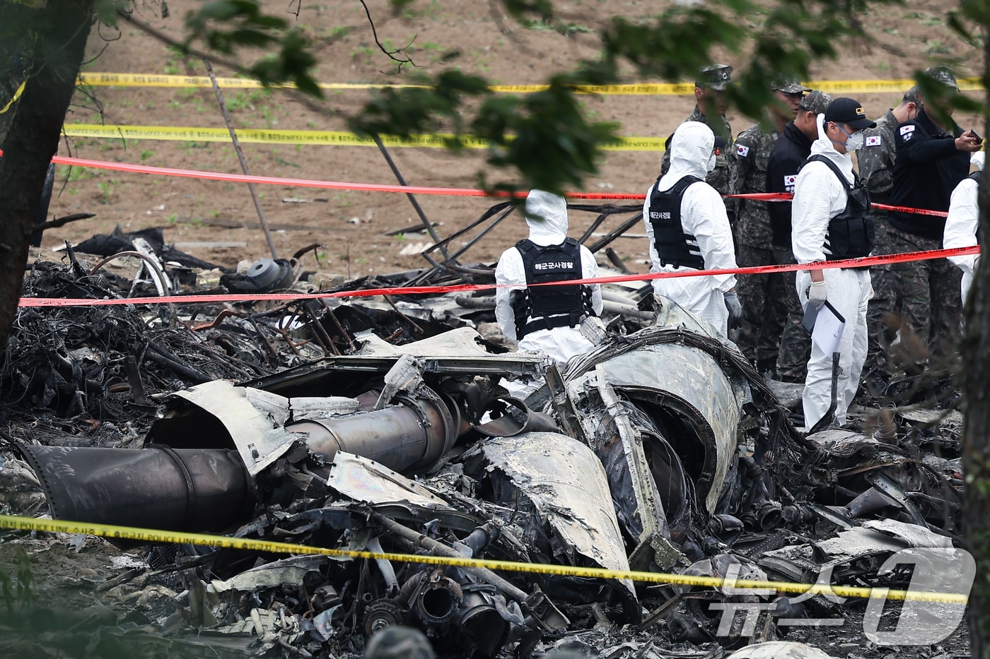 군 항공사고 조사관들이 지난 5월30일 경북 포항시 남구 동해면 야산에 추락한 해군 대잠 해상초계기를 조사하고 있다. 2025.5.30/뉴스1 ⓒ News1 최창호 기자