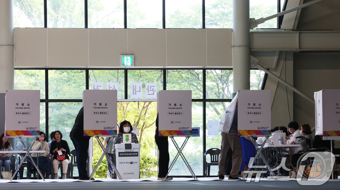 제21대 대통령선거 사전투표 둘째 날인 30일 오전 경기 수원시 권선구 정현중보들테니스센터에 마련된 사전투표서에서 시민들이 사전투표를 하고 있다. 2025.5.30/뉴스1 ⓒ News1 김영운 기자