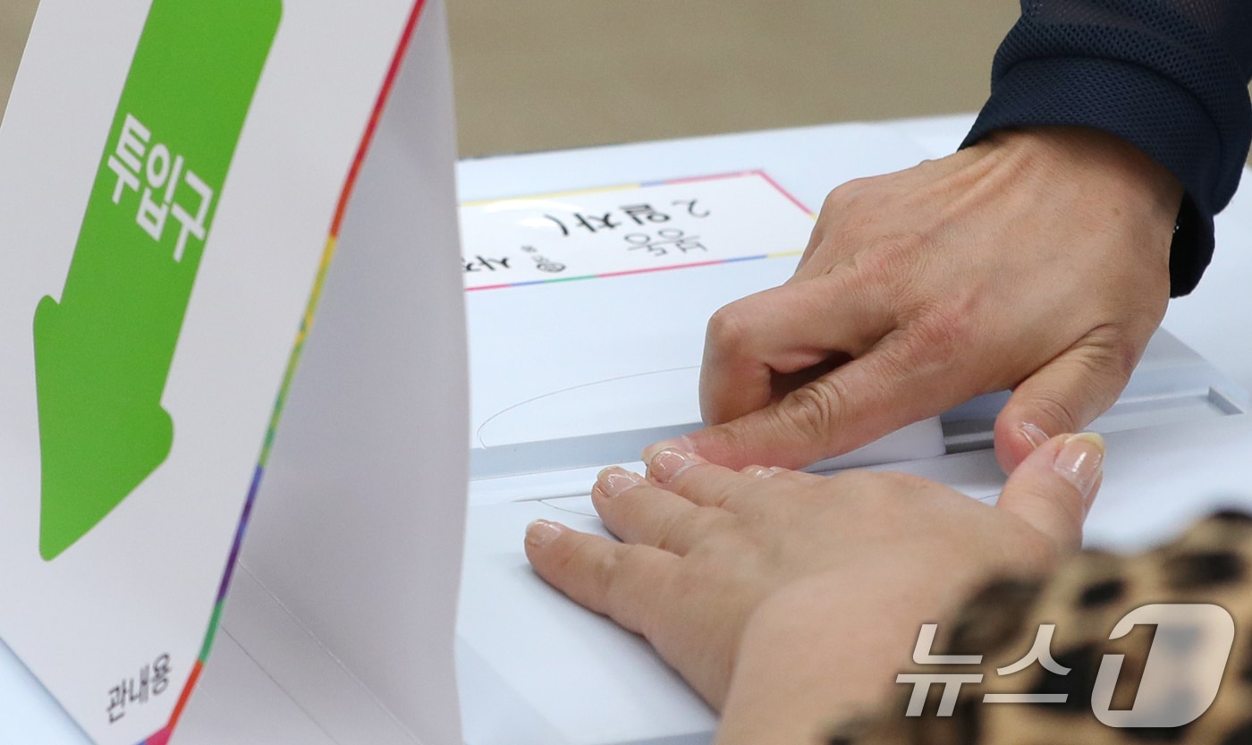 제21대 대통령 선거 사전 투표 둘째 날인 30일 전북 완주군 봉동읍행정복지센터에 마련된 사전투표소에서 한 유권자가 투표를 하고 있다. 2025.5.30/뉴스1 ⓒ News1 유경석 기자