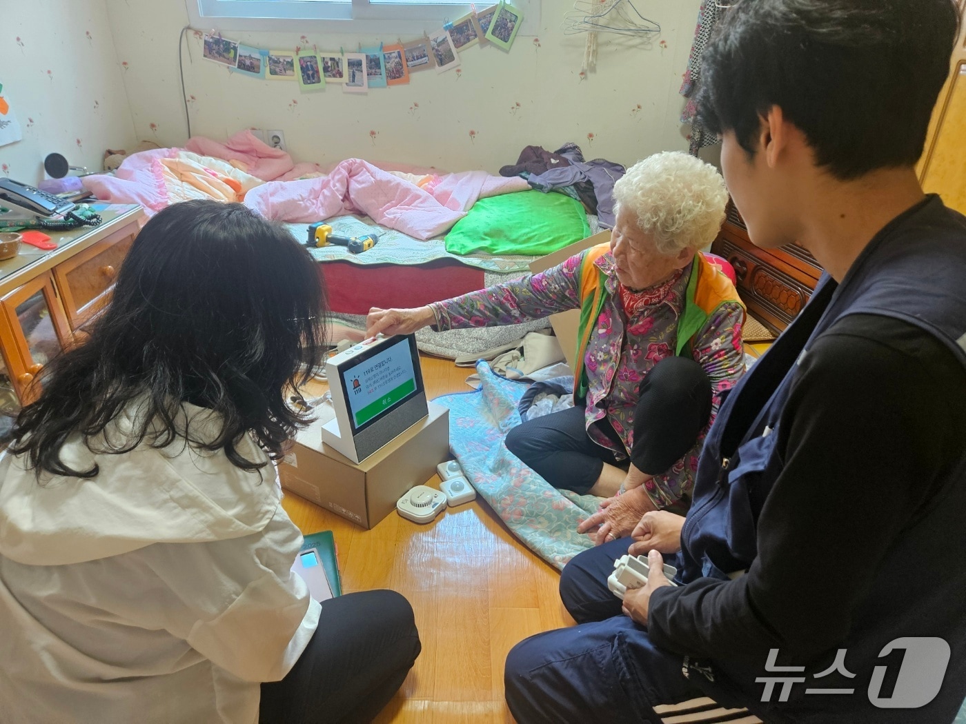30일 전북 진안군이 독거노인 가정에 응급안전안심서비스 장비를 설치하고 있다.(진안군제공. 재판매 및 DB금지)2025.5.30/뉴스1