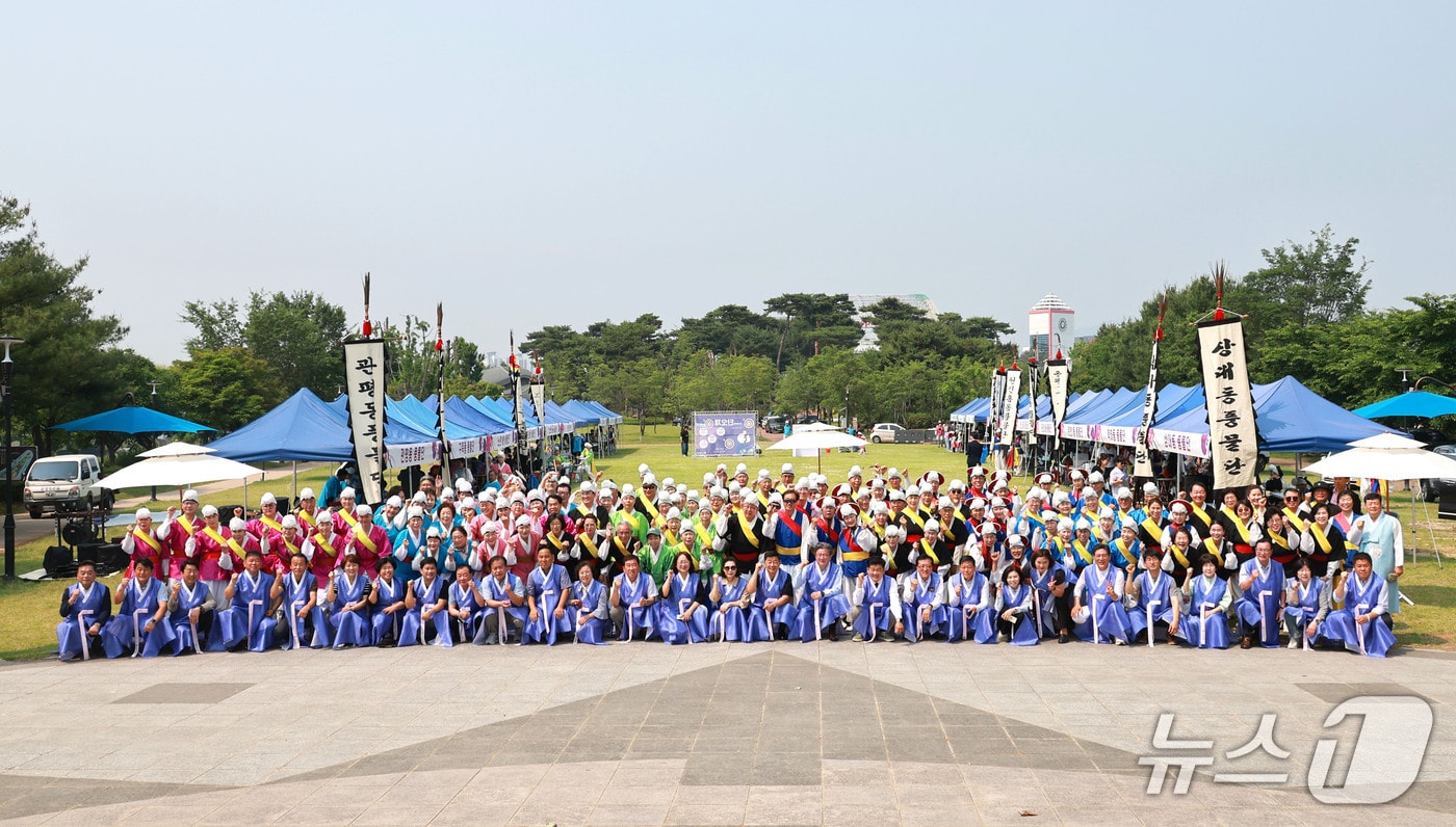 정용래 유성구청장과 참가자들이 유성단오제 및 한마음 풍물대동제 기념촬영 하고 있다.(유성구 제공 .재판매 및 DB금지)/뉴스1
